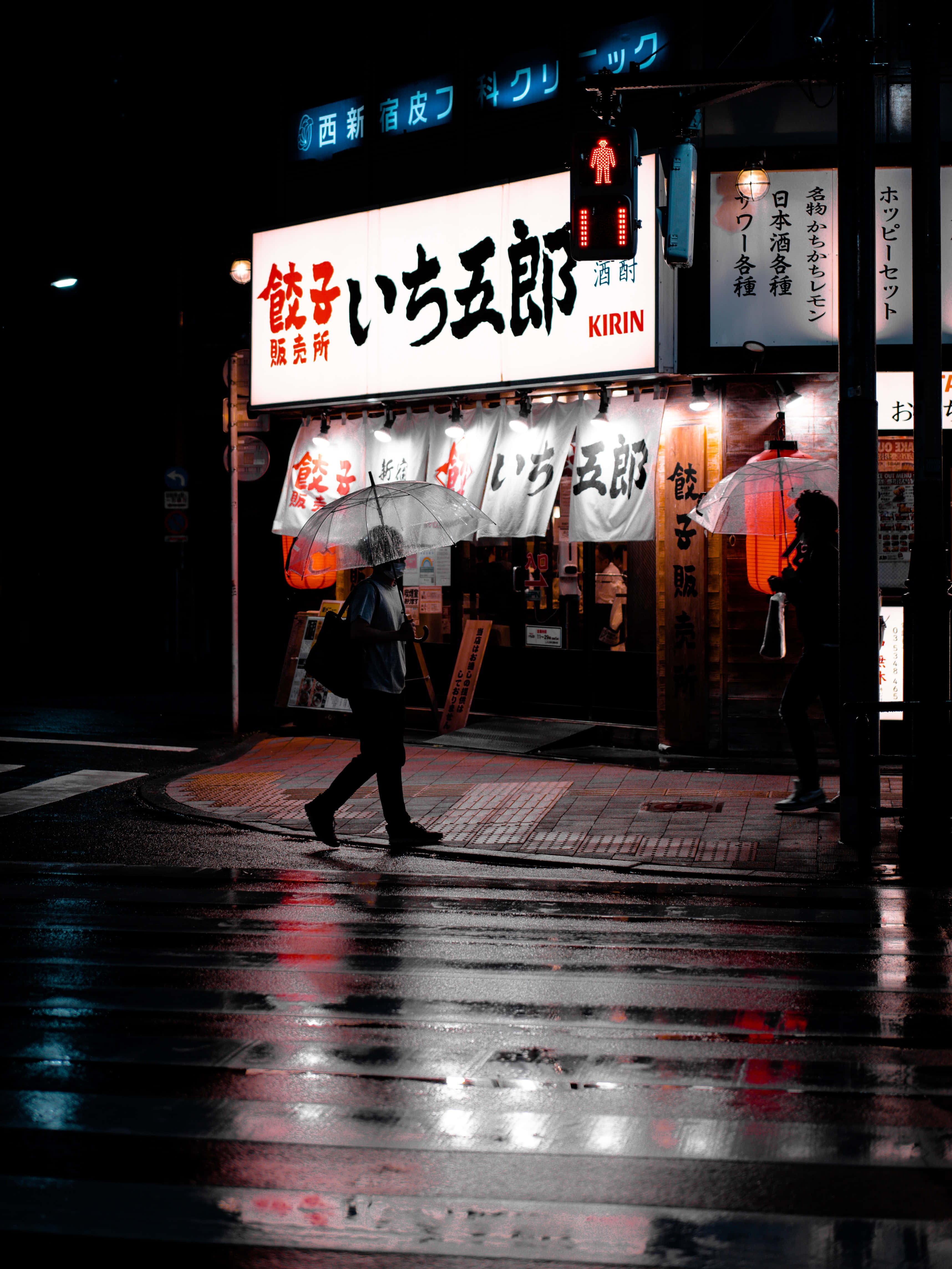 一位男子走在街上 壁紙