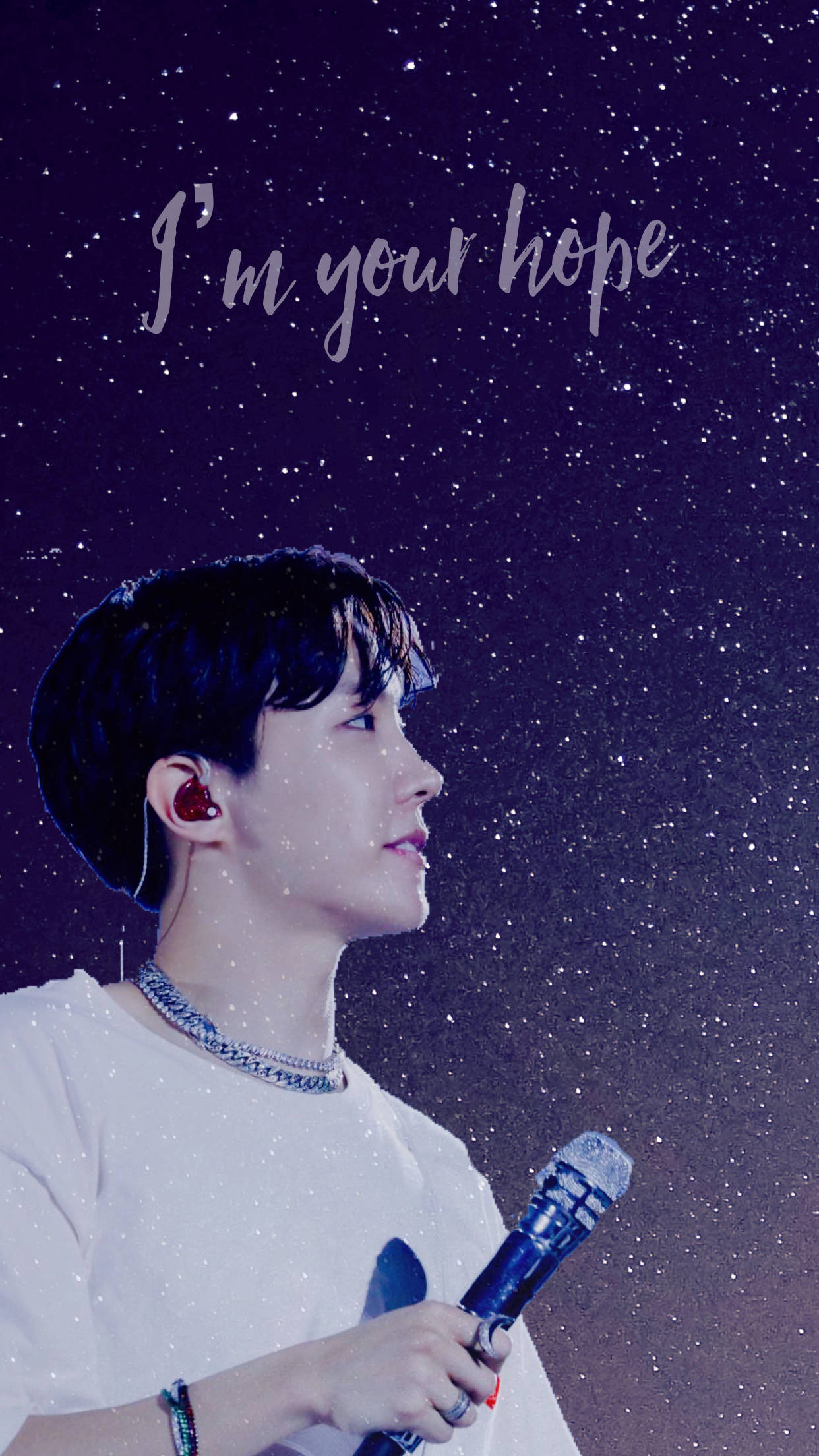jhope 桌布 壁紙 — 一位男歌手側面拿著麥克風，背景是繁星點點的紫色夜空，上方閃爍著「I'm your hope」的文字。