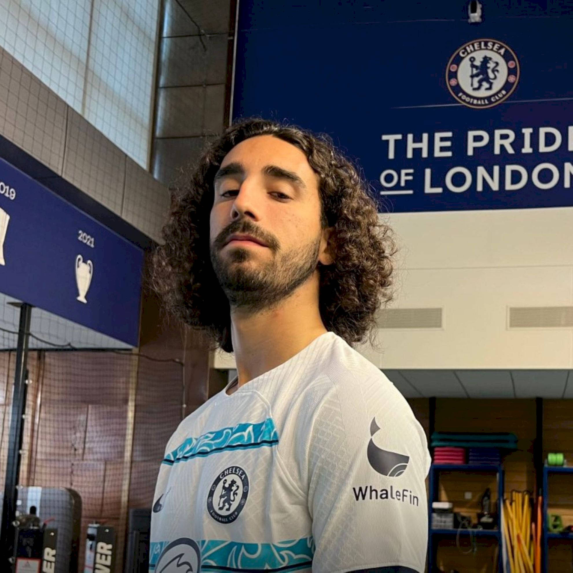 Football Players 桌布 壁紙 — 一位留著捲髮和鬍子的足球運動員，在明亮的燈光下室內穿著切爾西球衣。