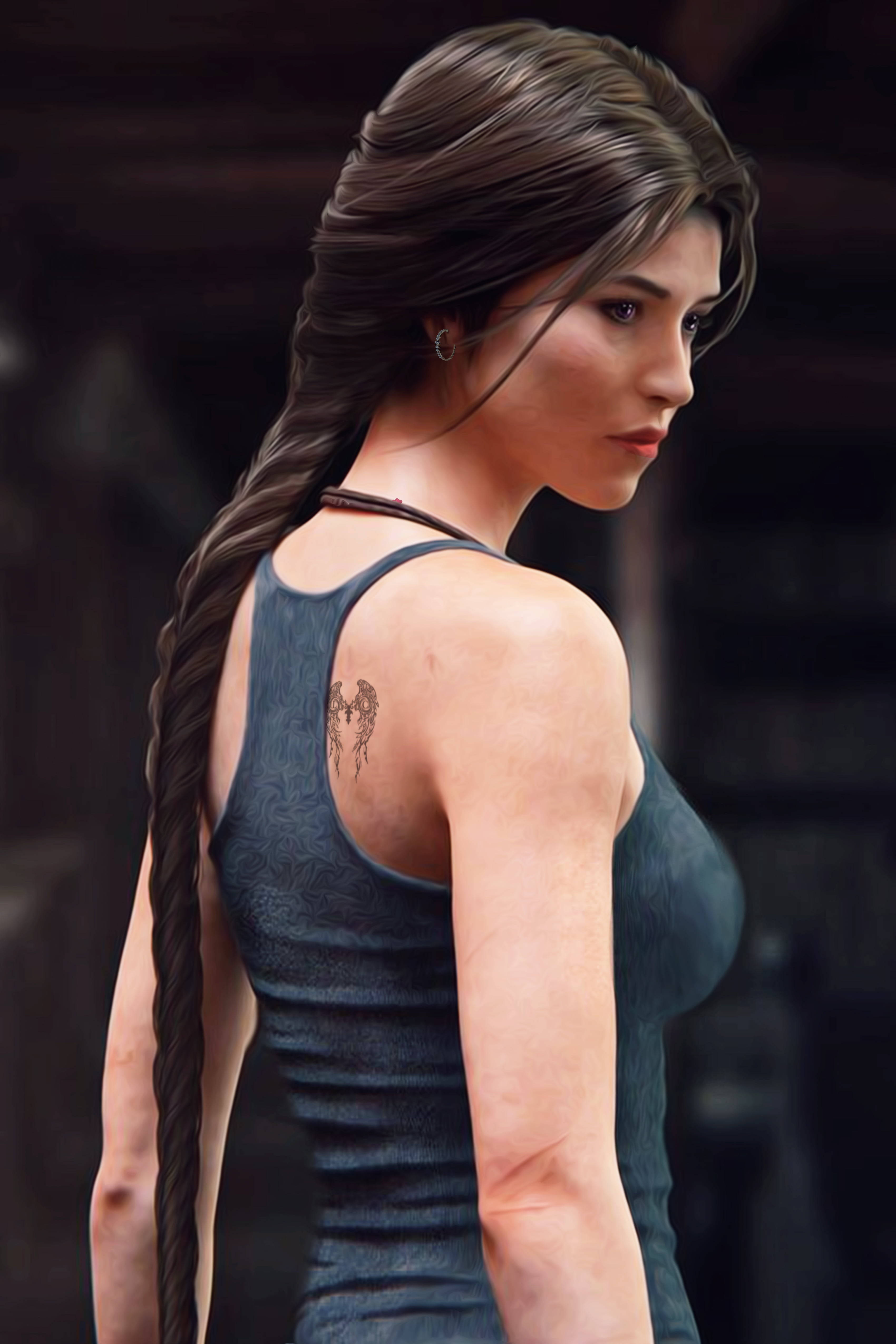 Rise Of The Tomb Raider 桌布 壁紙 — 一位留著深色長辮、肩上紋身的女性，在昏暗的燈光下穿著深色背心。