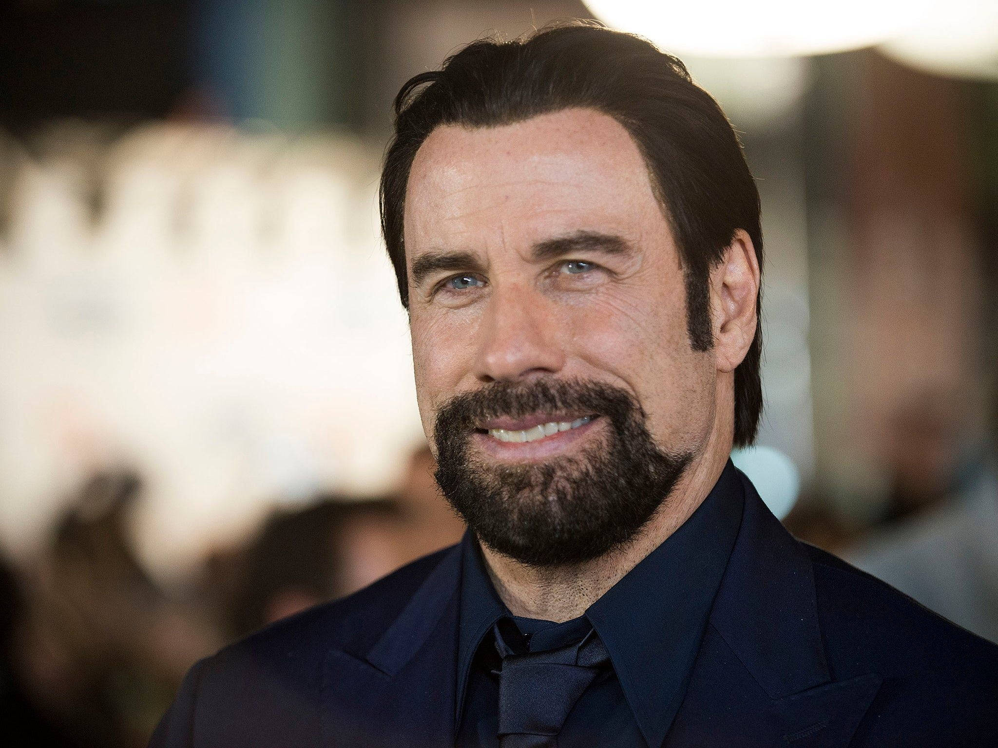 Celebrity 桌布 壁紙 — 一位留著深色鬍鬚、藍眼睛的男子穿著深色西裝，溫暖微笑的特寫肖像。
