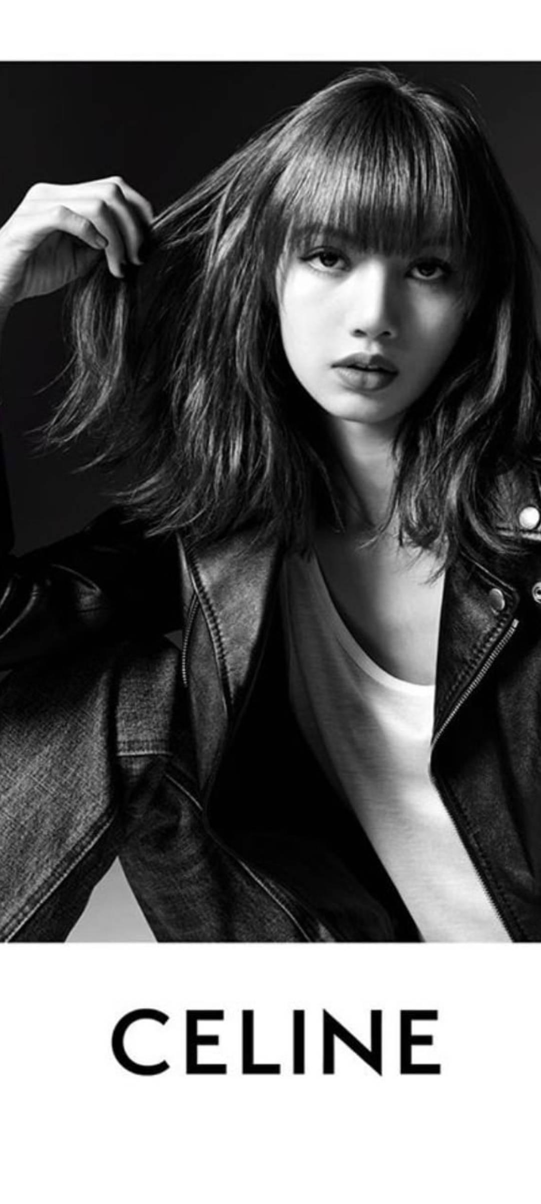 一位留著瀏海、身穿皮夾克的女性看著鏡頭。 — BLACKPINK Lisa GIF 壁紙