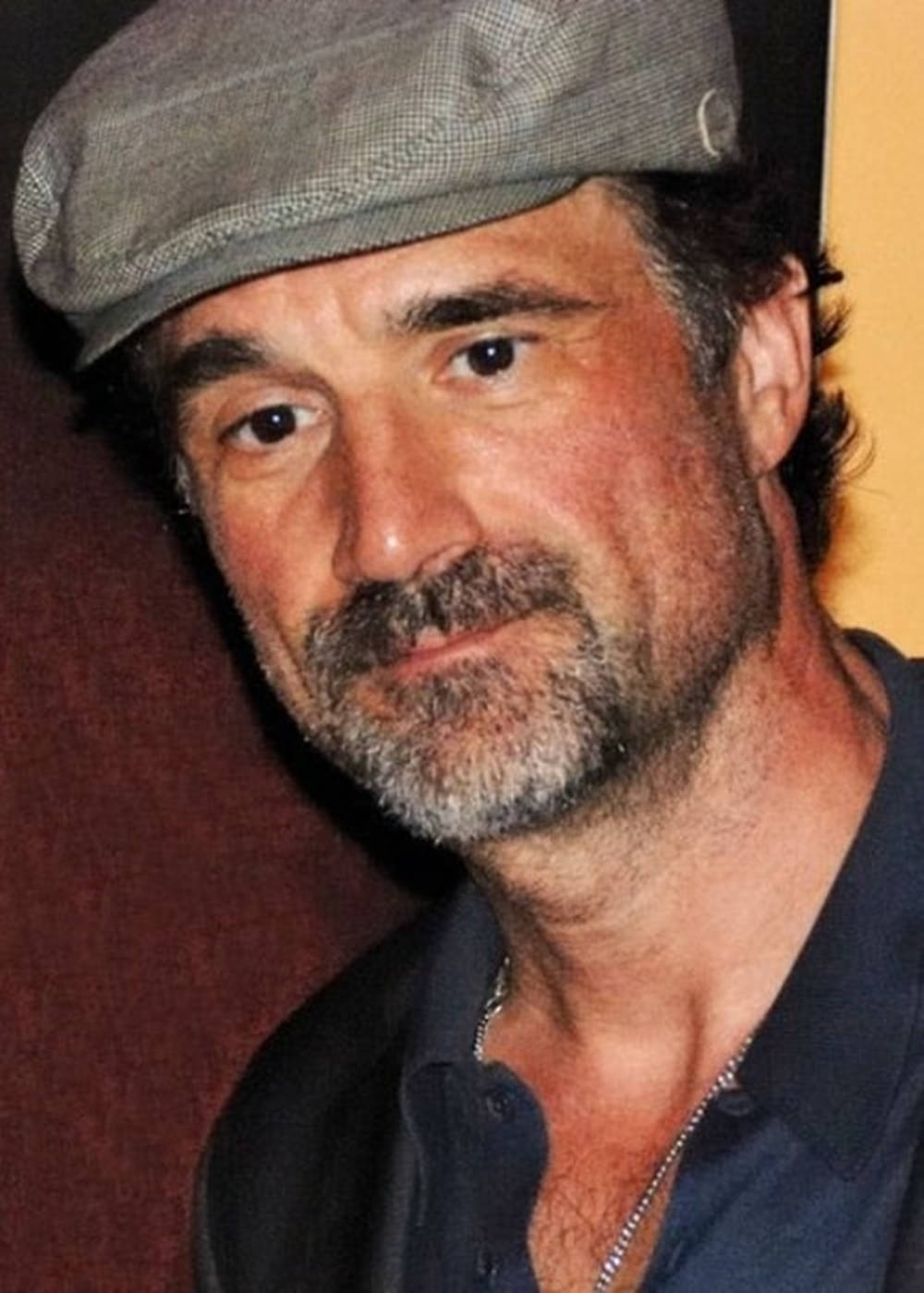 Celebrity 桌布 壁紙 — 一位留著灰白鬍鬚、戴灰色平頂帽和深色襯衫的男士特寫肖像。