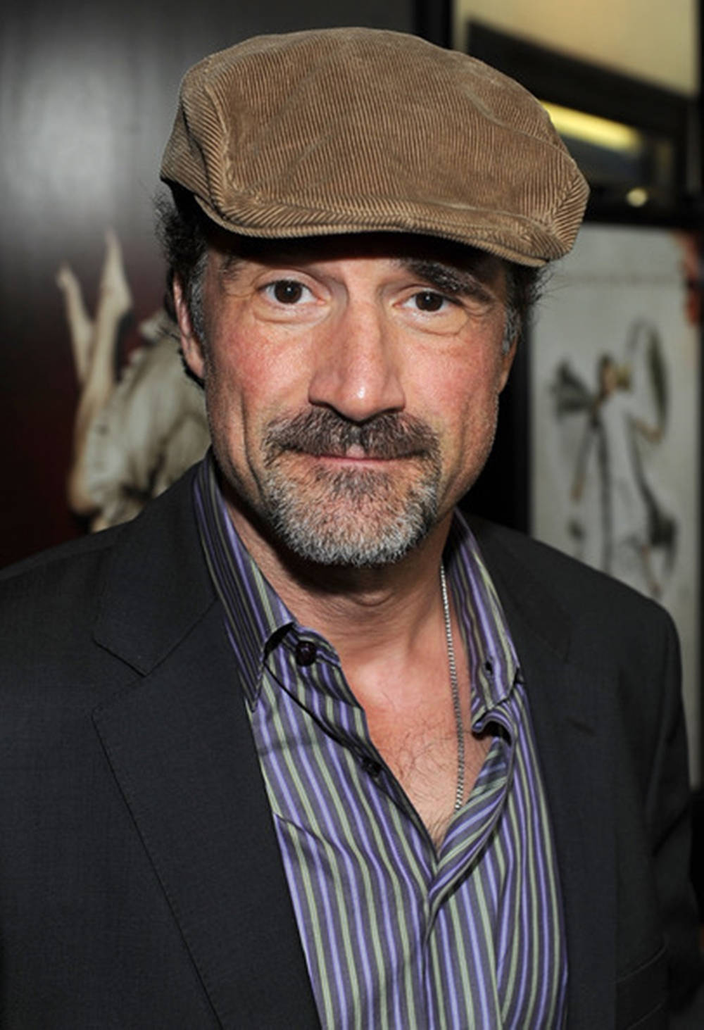 Celebrity 桌布 壁紙 — 一位留著灰白鬍鬚、戴著棕色平頂帽的男人，穿著條紋襯衫和西裝外套，對著鏡頭微笑。