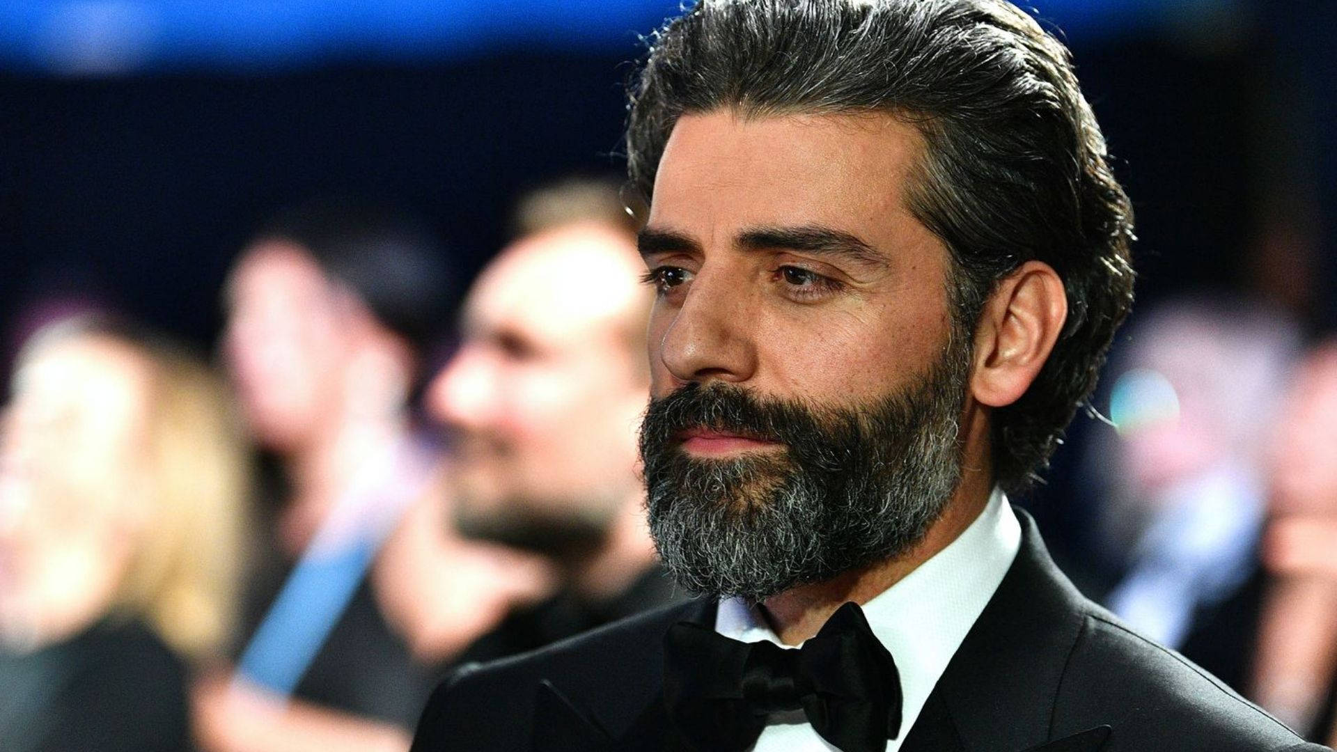 oscar 桌布 壁紙 — 一位留著灰白鬍鬚的男子在正式活動中穿著黑色燕尾服和領結的特寫肖像。