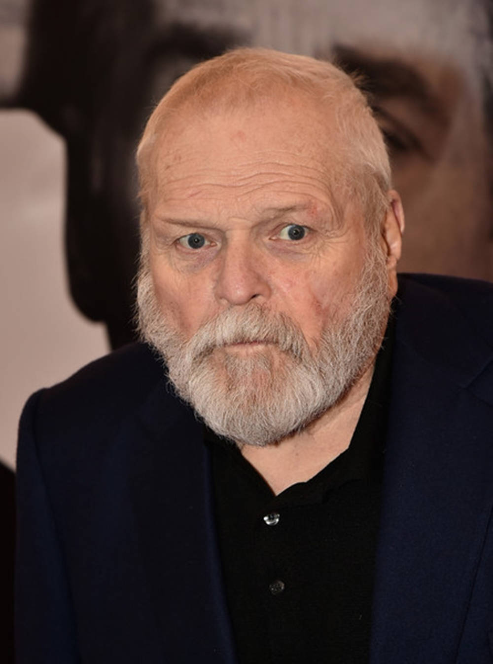 beard 桌布 壁紙 — 一位留著白鬍子、擁有深邃藍眼睛的男士特寫肖像，身穿深色西裝和黑色襯衫。