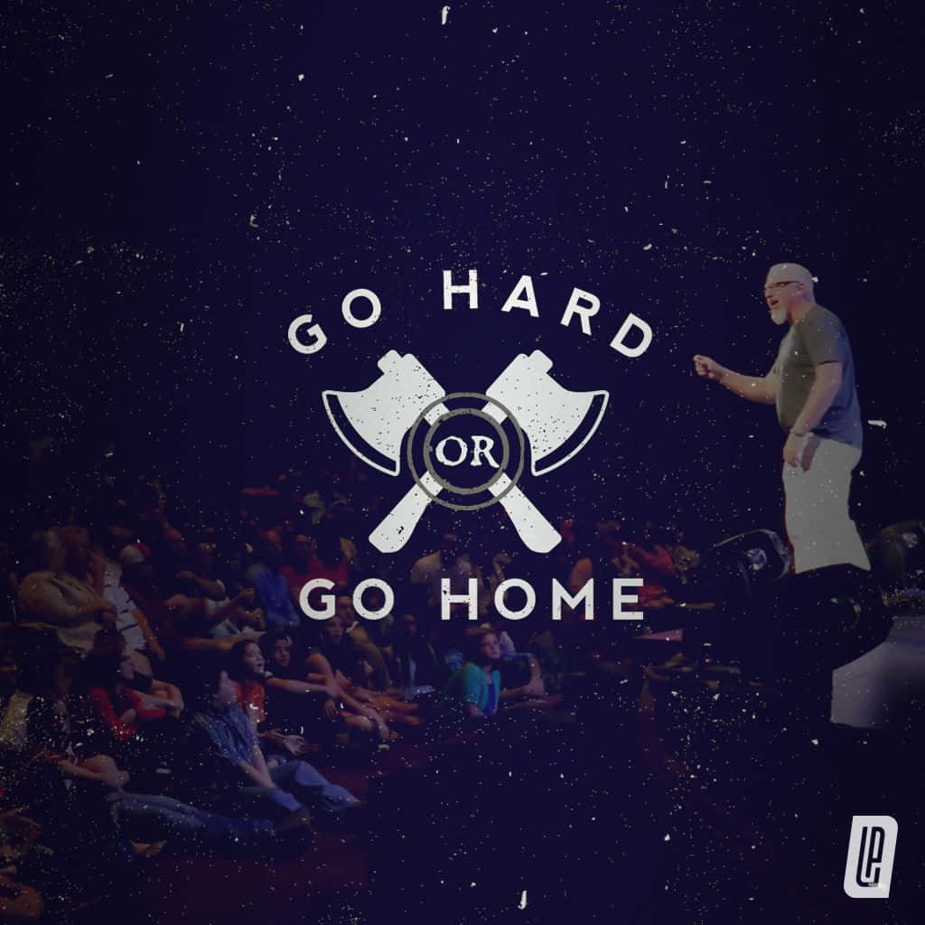 勵志語錄 桌布 壁紙 — 一位留著白鬍子的男人在黑暗的星空下，帶著「Go Hard or Go Home」標誌，熱情地向觀眾演講。