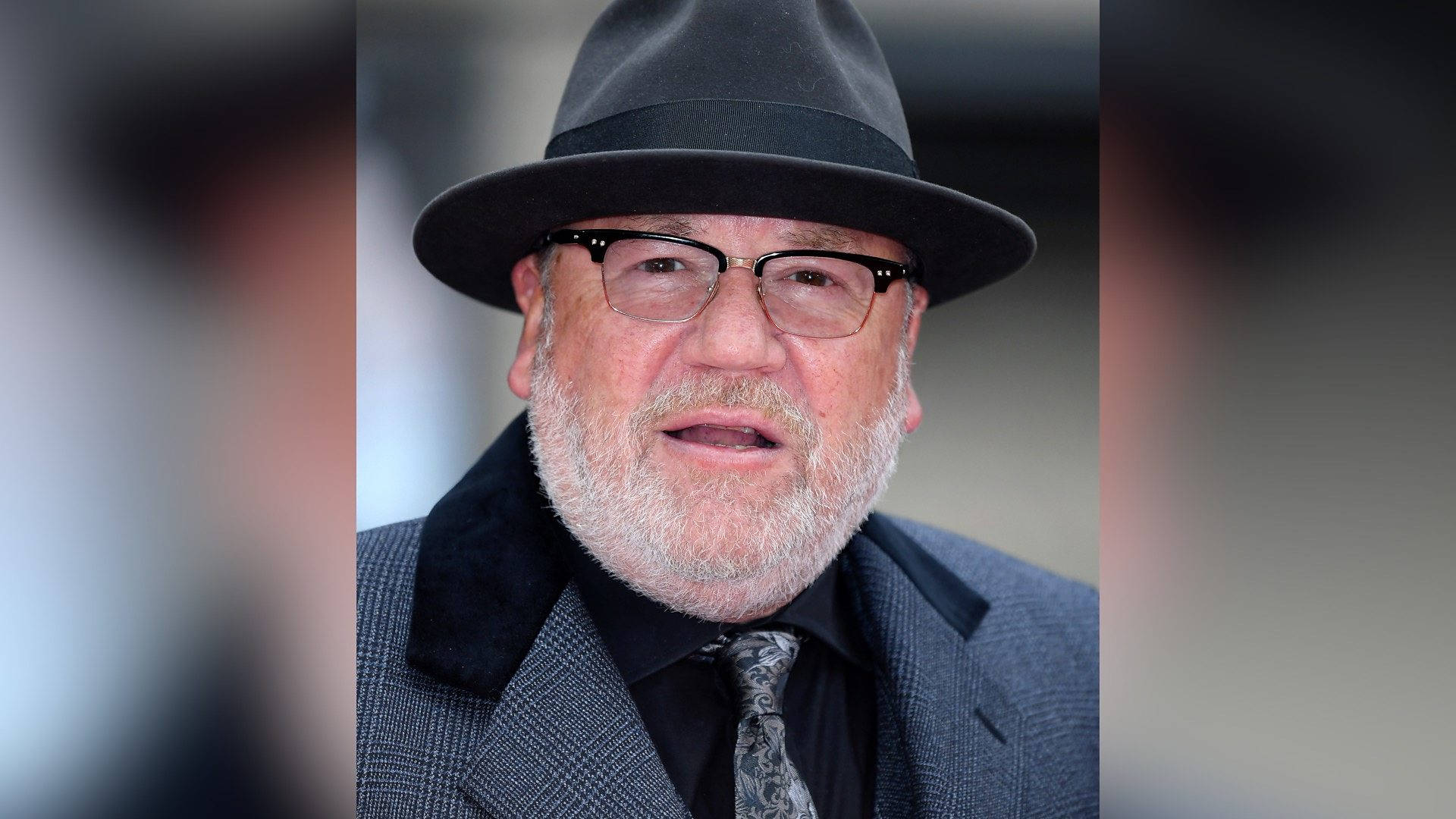 Celebrity 桌布 壁紙 — 一位留著白鬍子的男士戴著黑色紳士帽、眼鏡和圖案西裝外套的特寫肖像。