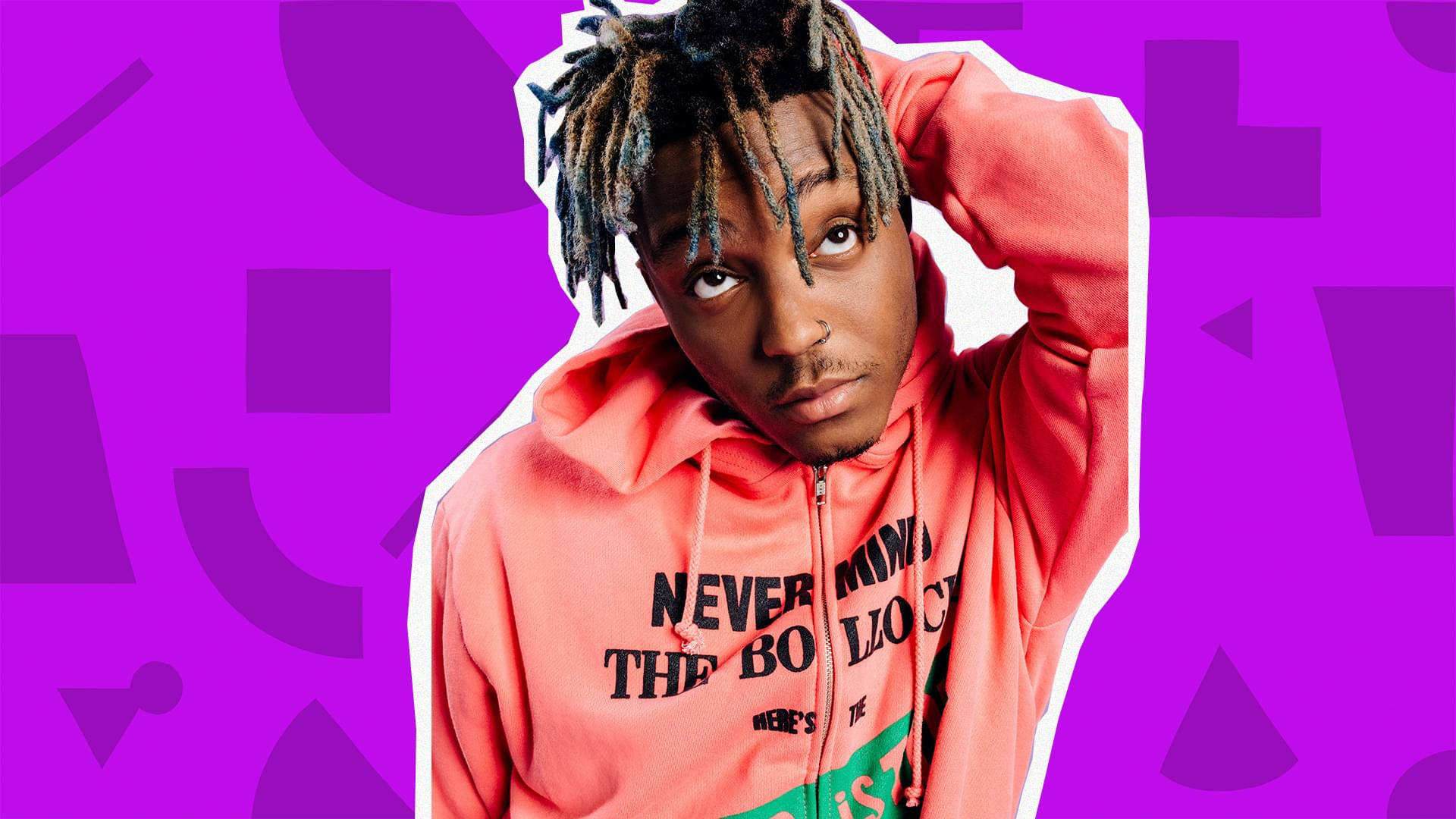 Juice Wrld Desktop 桌布 壁紙 — 一位留著辮子、身穿珊瑚色連帽衫的年輕男子，在充滿活力的紫色幾何背景前擺姿勢。