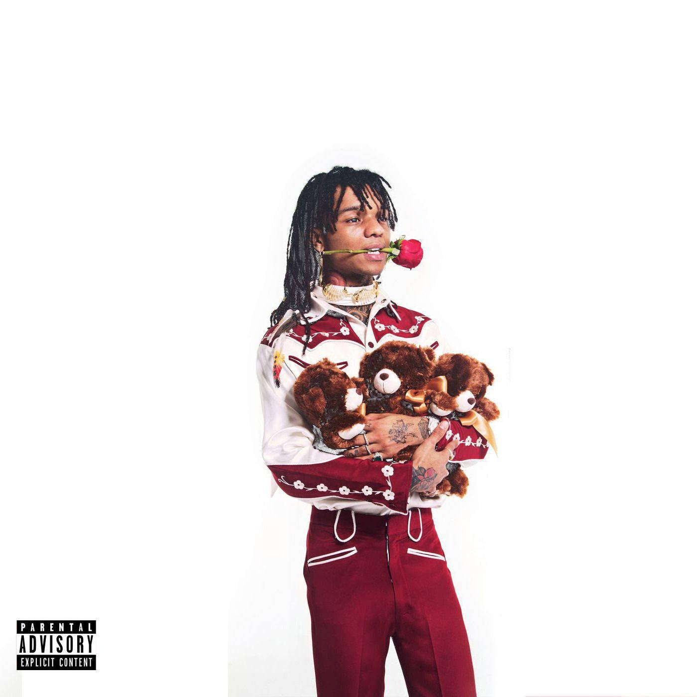 Swae Lee 桌布 壁紙 — 一位留著辮子的年輕男子，在純白背景前用嘴叼著泰迪熊和一朵玫瑰。