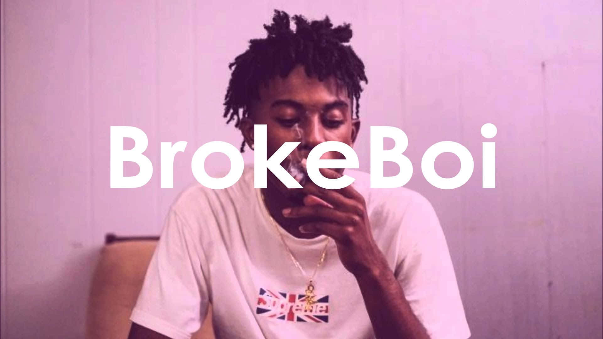 Playboi Carti 桌布 壁紙 — 一位留著辮子的年輕男子在紫色燈光下室內吸煙，帶有「BrokeBoi」文字疊加。