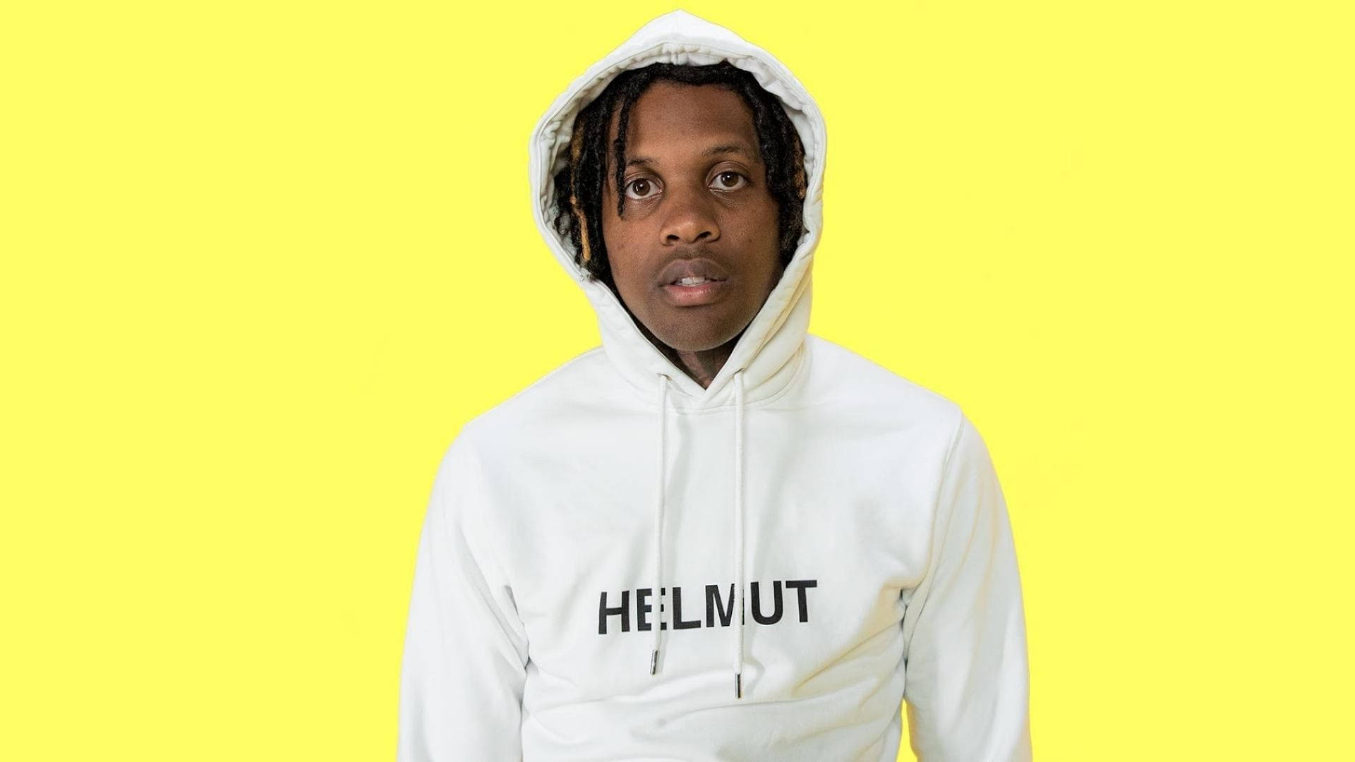 Lil Durk 桌布 壁紙 — 一位留著辮子的年輕男子穿著一件白色連帽衫，上面印有'HELMUT'字樣，背景為亮黃色。