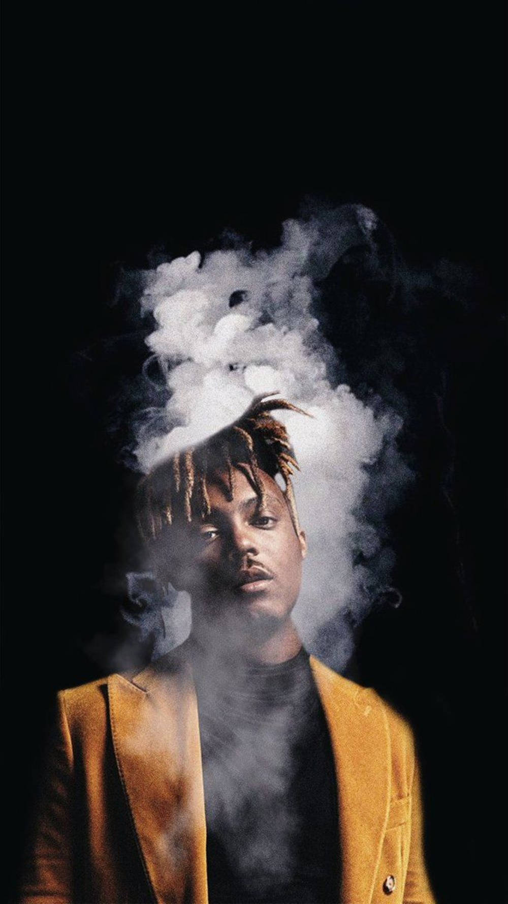 身穿黃色西裝外套的年輕男子在黑色背景前呼出煙霧 — Juice Wrld 壁紙