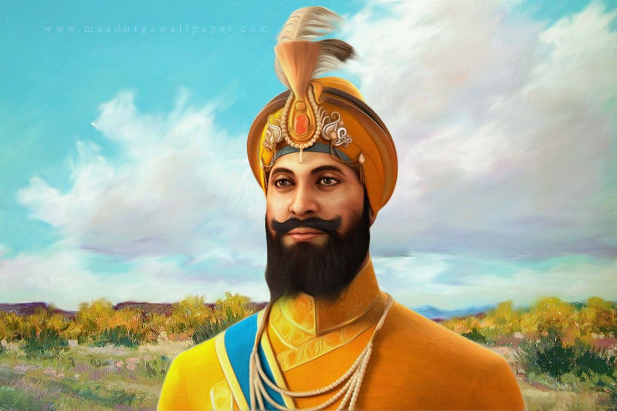 Guru Gobind Singh Ji 桌布 壁紙 — 一位留著黑鬍子、戴著華麗金色頭巾的威嚴男子，站在多雲的天空下，遠方有山丘和綠意。