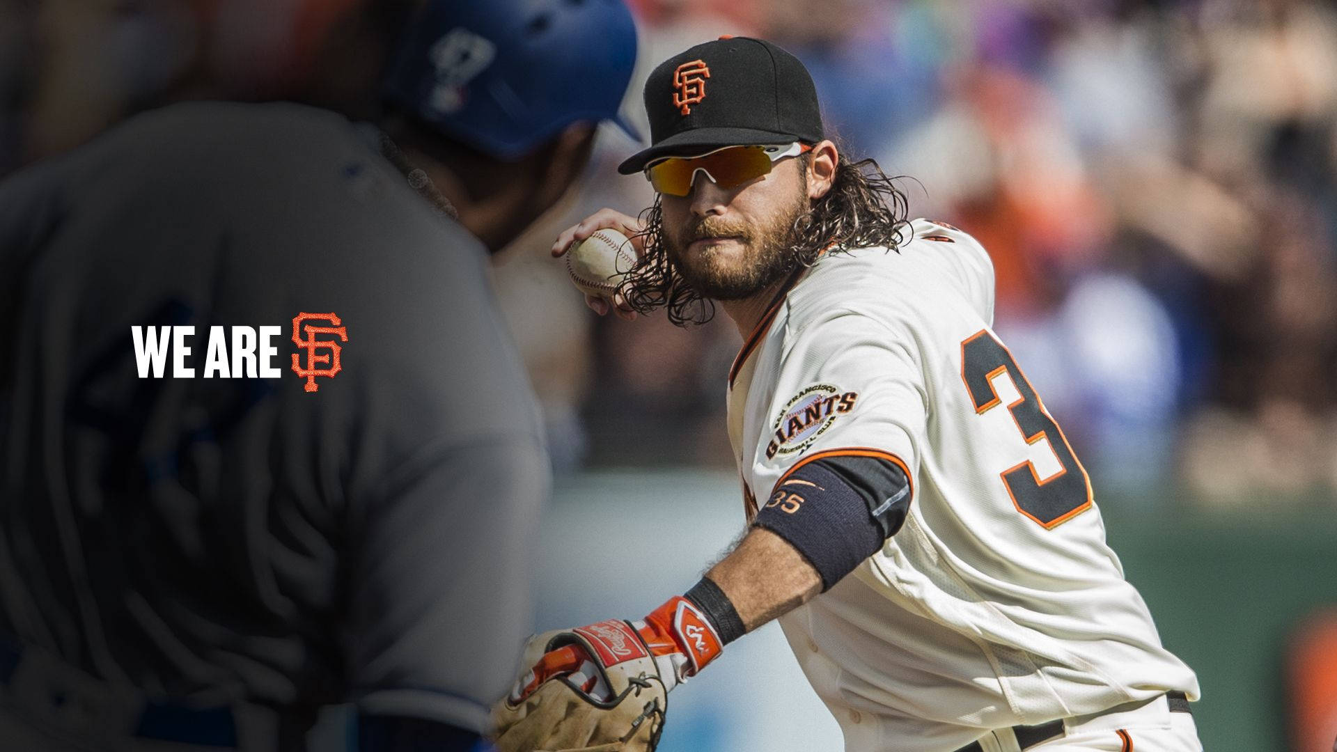 Giants 桌布 壁紙 — 一位留長髮、戴太陽眼鏡的舊金山巨人隊棒球選手，在陽光明媚的日間比賽中準備投球。