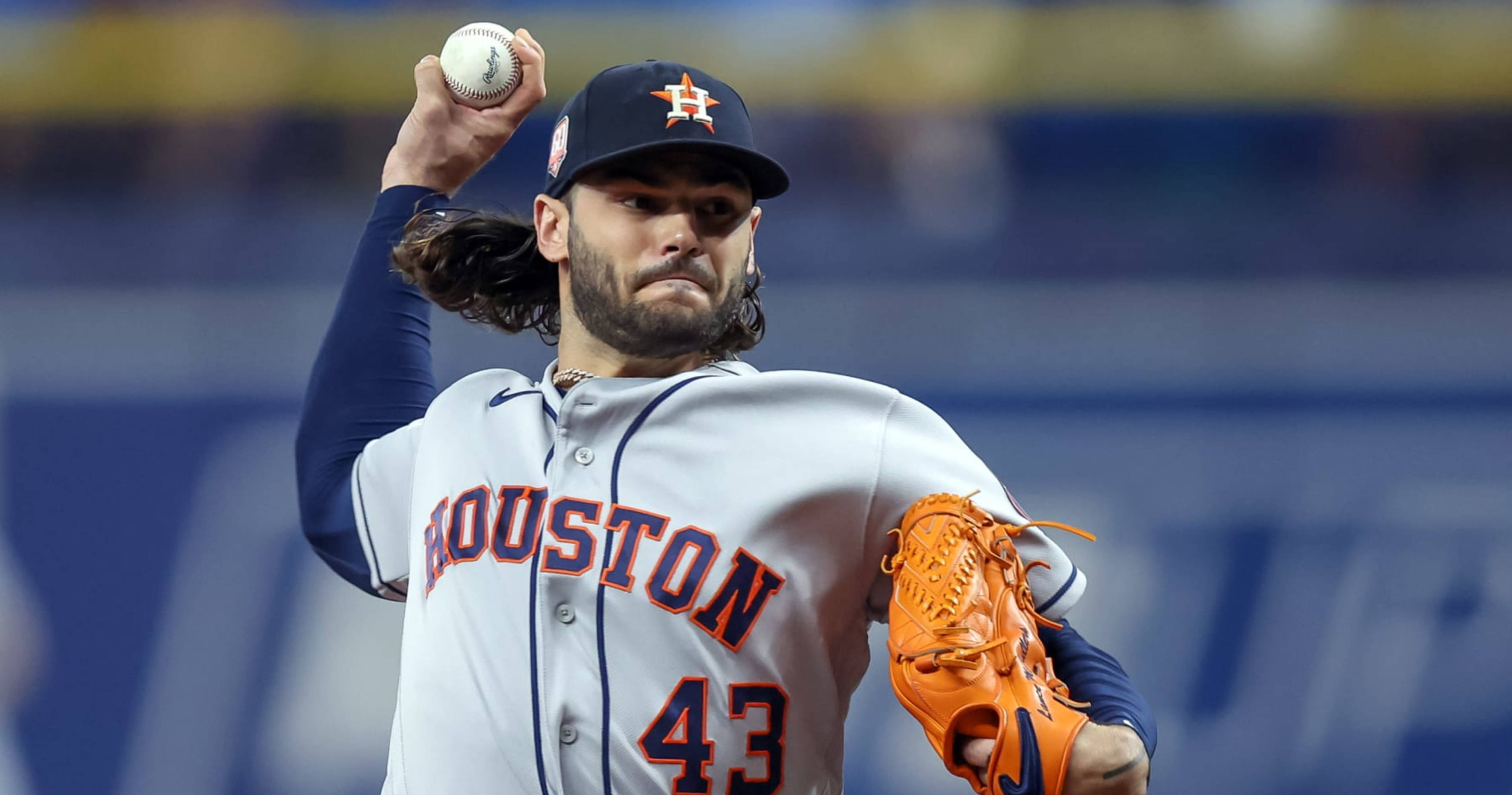 Houston Astros 桌布 壁紙 — 一位留長髮的休士頓太空人投手在球場燈光下準備投出棒球。