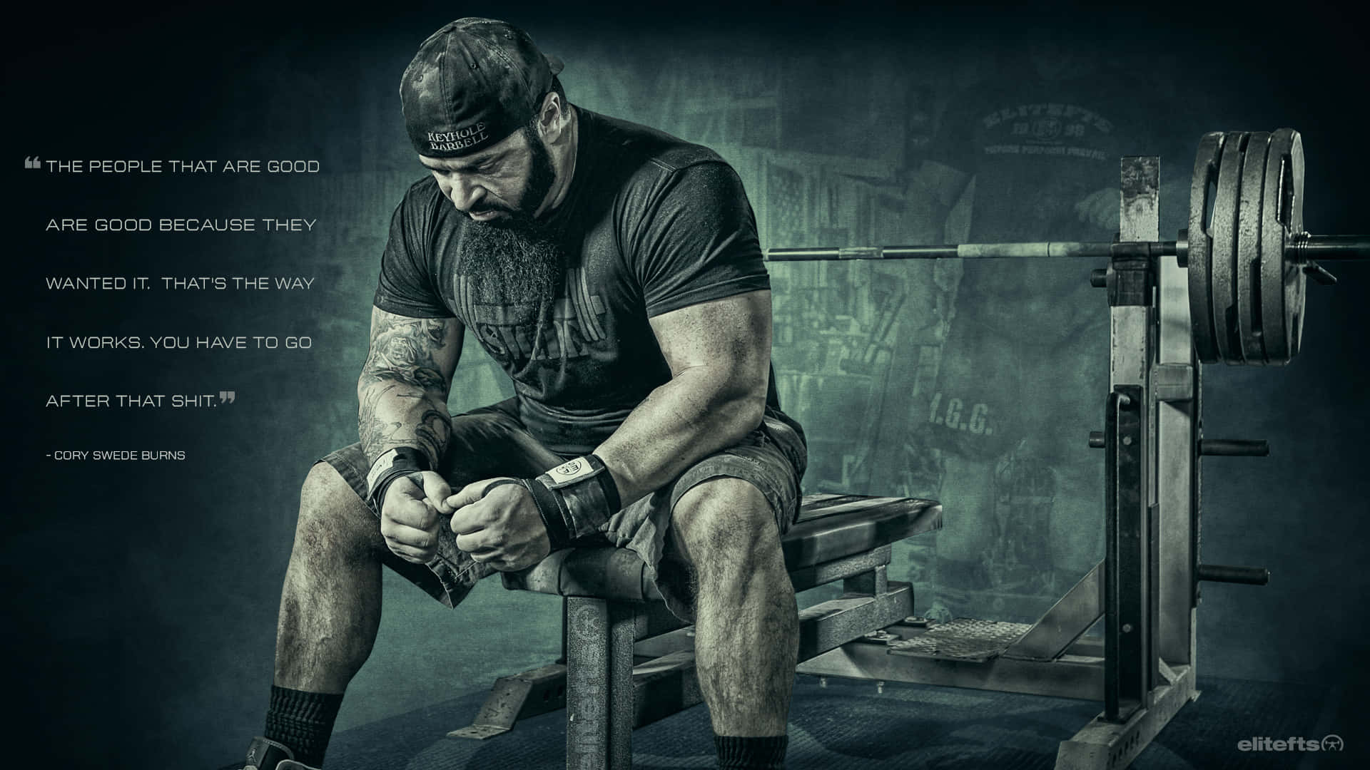 Barbell 桌布 壁紙 — 一位留鬍子、有刺青的肌肉男坐在昏暗健身房的舉重椅上，準備舉起背後裝滿重物的槓鈴。