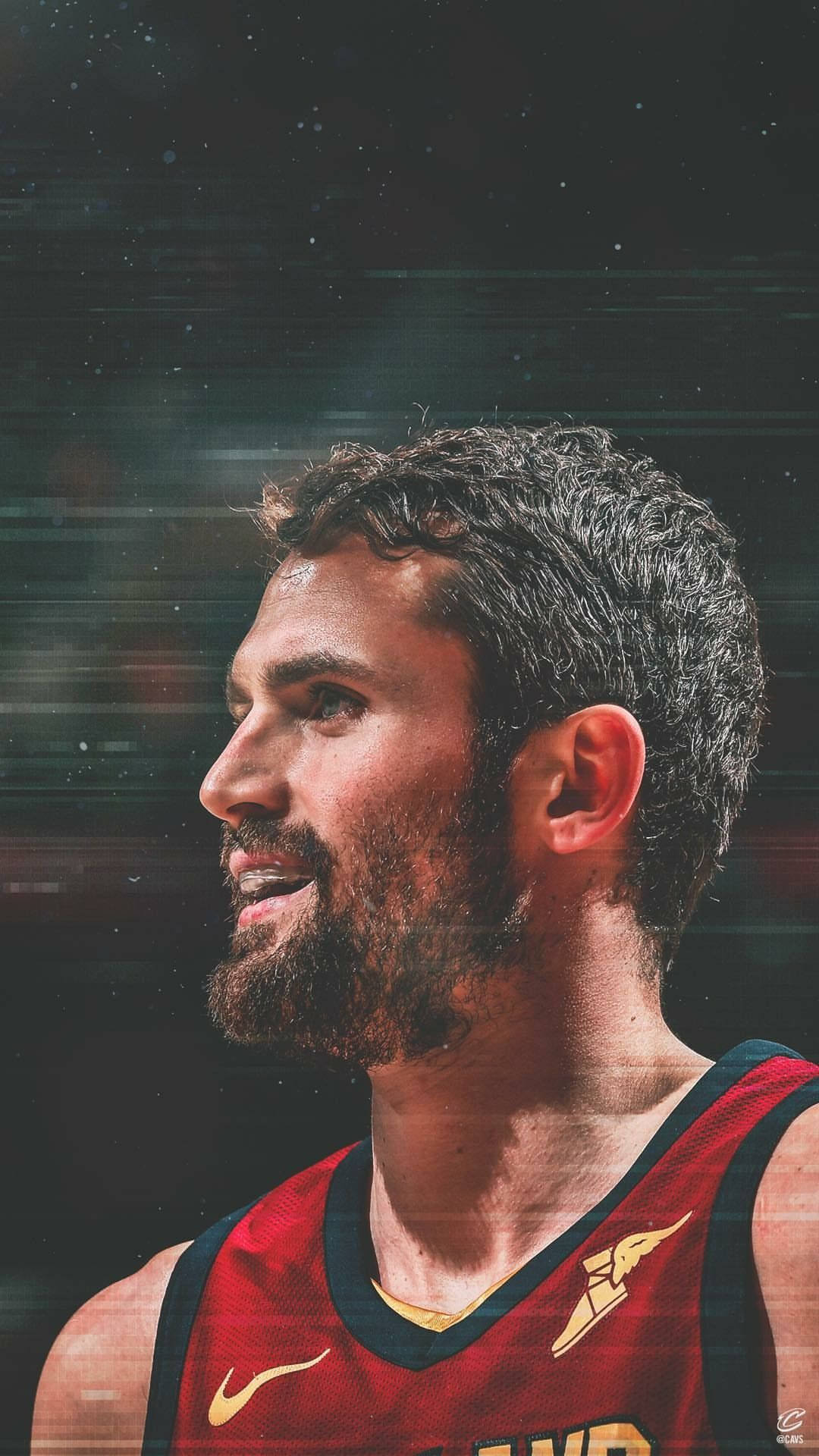 Kevin Love 桌布 壁紙 — 一位留鬍子的籃球運動員穿著紅色球衣，在黑暗的故障效果背景下的特寫肖像。