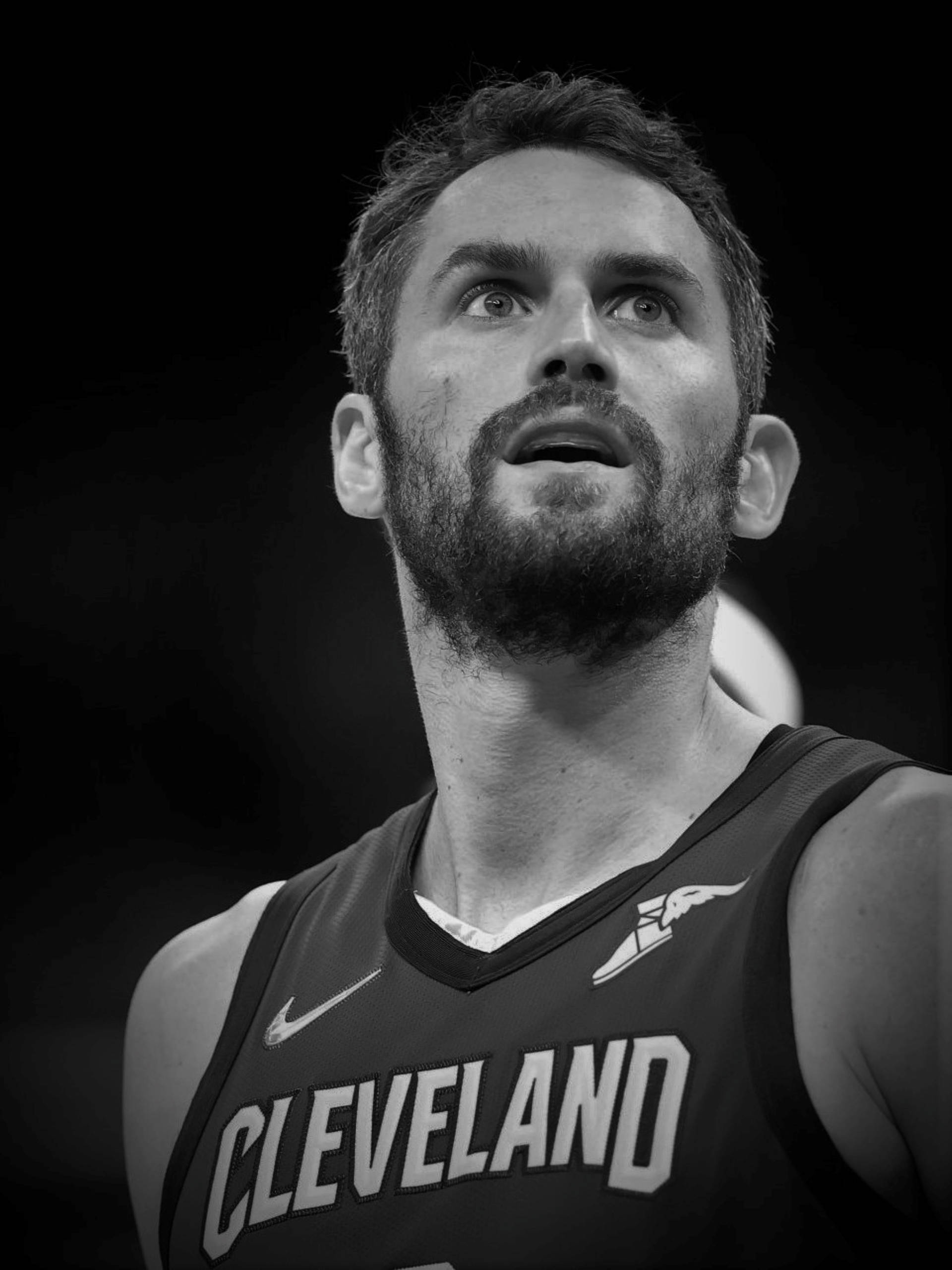 Kevin Love 桌布 壁紙 — 一位留鬍子的籃球運動員身穿克里夫蘭球衣，專注地向上望的黑白特寫。