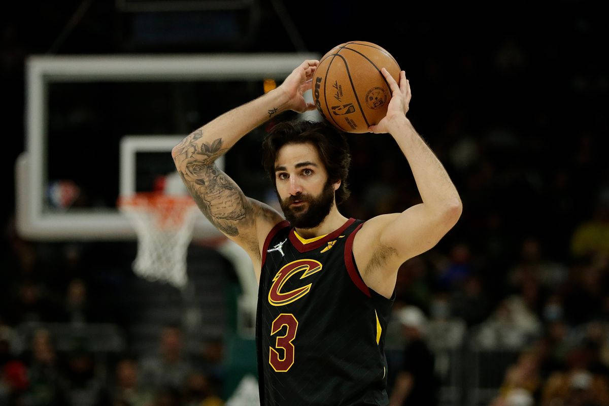 Ricky Rubio 桌布 壁紙 — 一位留鬍子的籃球運動員身穿黑色球衣，號碼3，在場館燈光下準備投籃。
