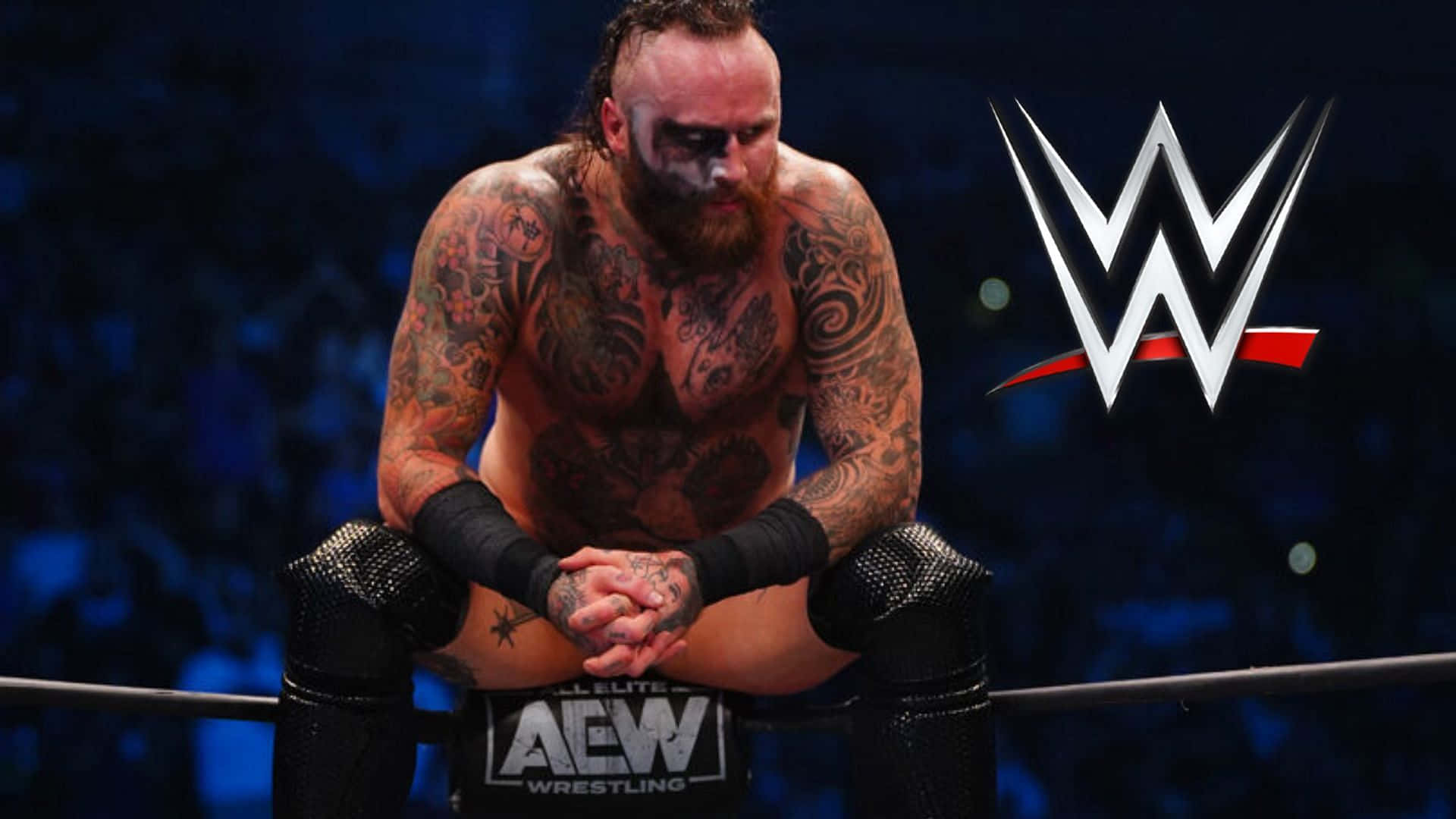 WWE 桌布 壁紙 — 一位留鬍子的紋身摔角手在藍色場館燈光下沮喪地坐在摔角場的角柱上。
