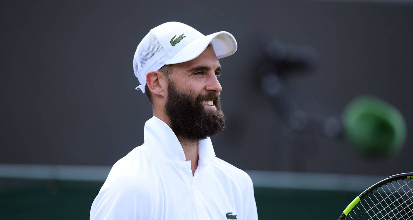 Tennis 桌布 壁紙 — 一位留鬍子的網球運動員，戴著白色帽子、穿著白色襯衫，微笑著手持球拍，身後有一個綠色球在運動。
