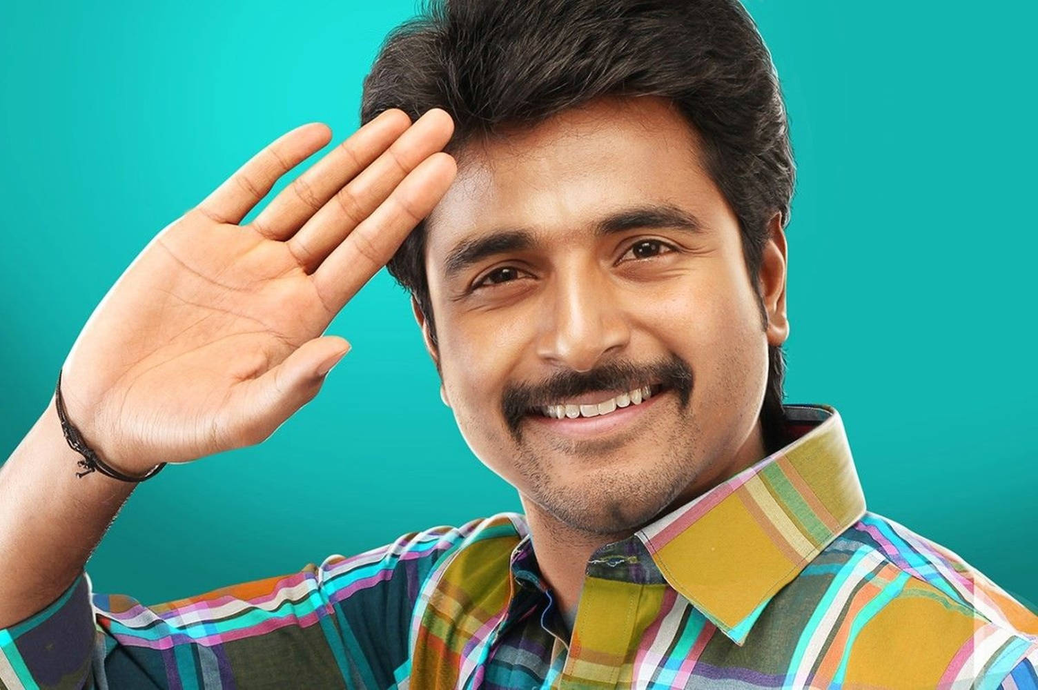 Smile 桌布 壁紙 — 一位留鬍子的開朗男子，在純青色背景前微笑揮手。