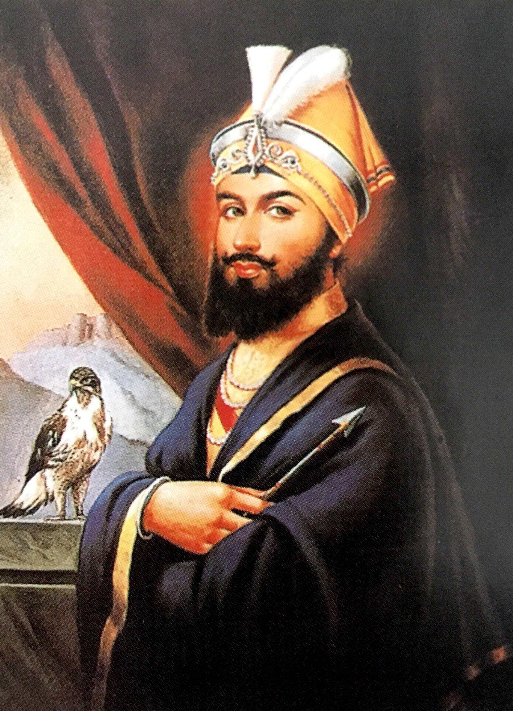 Guru Gobind Singh Ji 桌布 壁紙 — 一位留鬍鬚、戴華麗頭巾的威嚴男子，在垂簾和遠山的背景下，手持長矛，旁邊棲著一隻獵鷹。