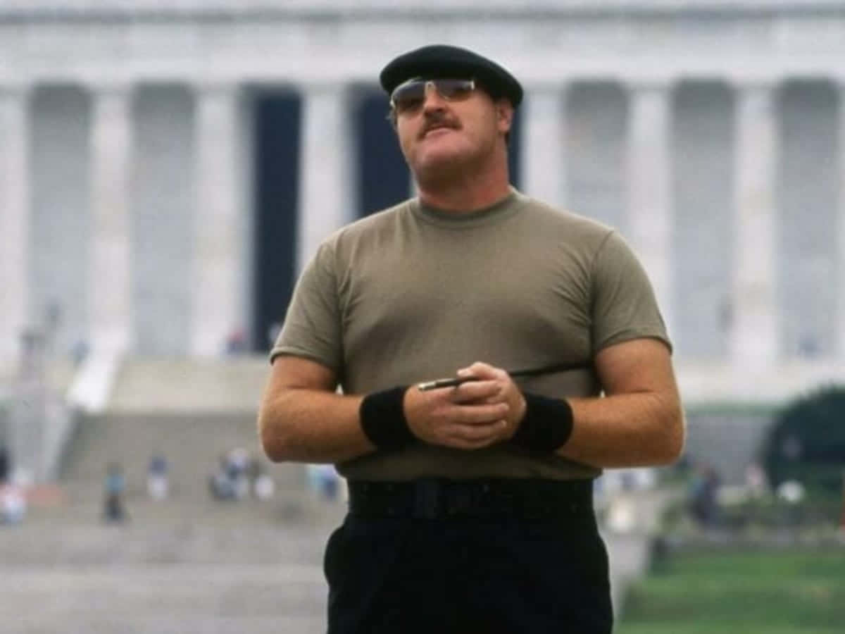 Marine Corps 桌布 壁紙 — 一位留鬍鬚、戴貝雷帽和太陽眼鏡的男子自信地站在林肯紀念堂前。