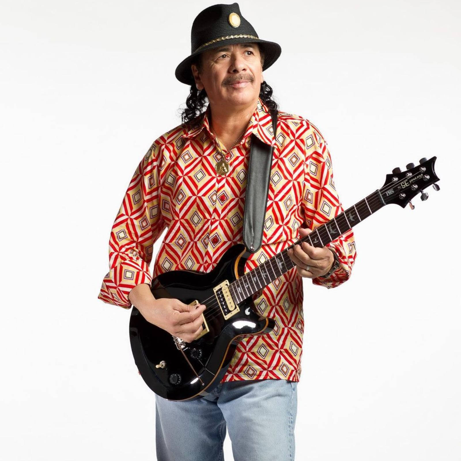 guitar player 桌布 壁紙 — 一位留鬍鬚、戴黑帽的男子，身穿紅米色圖案襯衫，在白色背景前彈奏黑色電吉他。