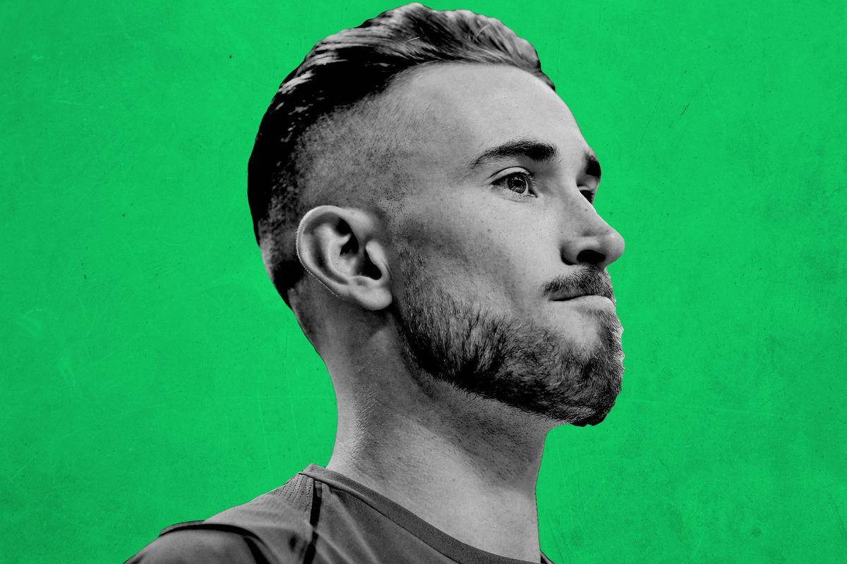 gordon hayward 桌布 壁紙 — 一位留鬍鬚、時尚髮型的男士黑白照，背景為充滿活力的綠色紋理。