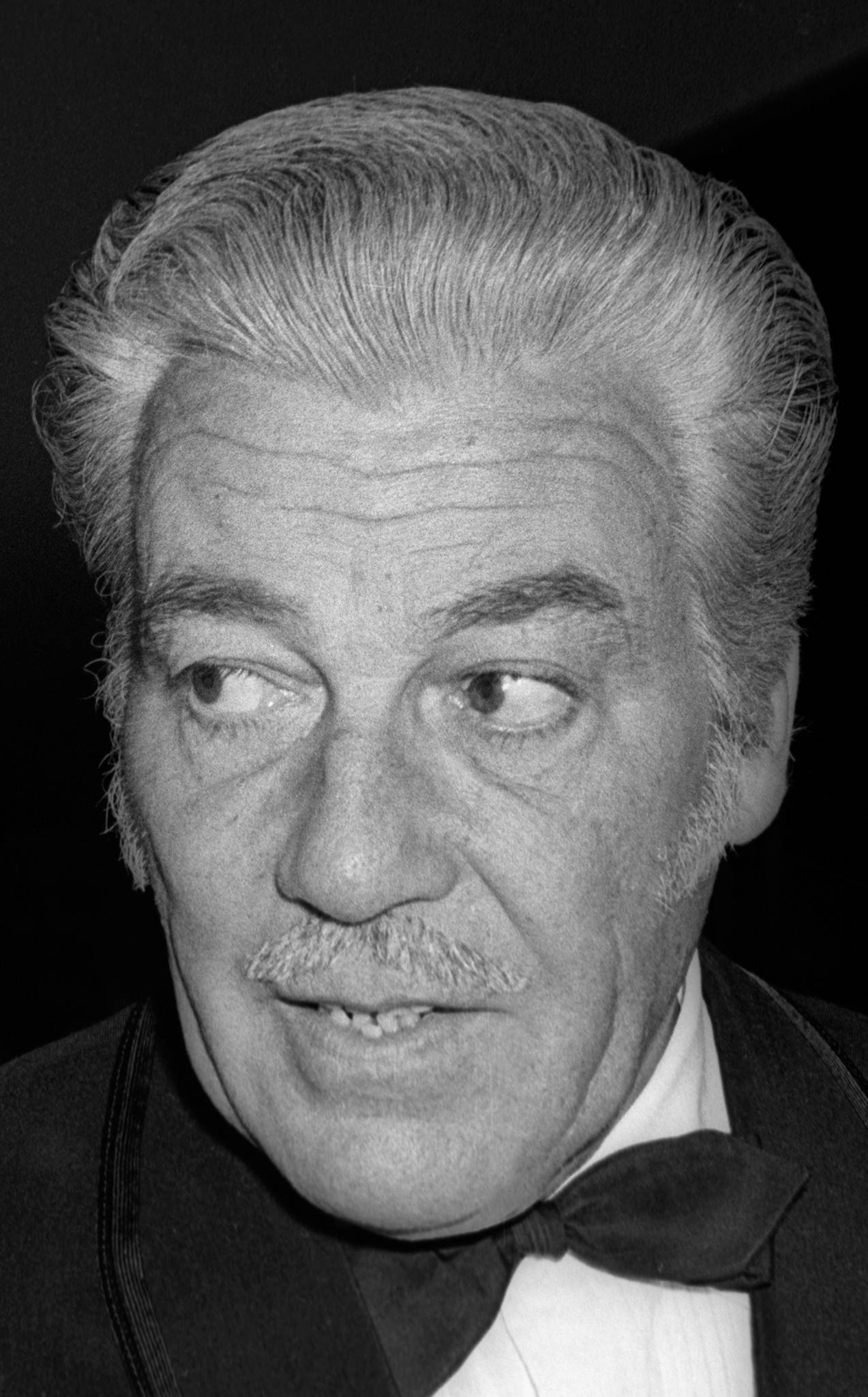 Celebrity 桌布 壁紙 — 一位留鬍鬚、穿著燕尾服和領結的尊貴長者黑白特寫肖像。