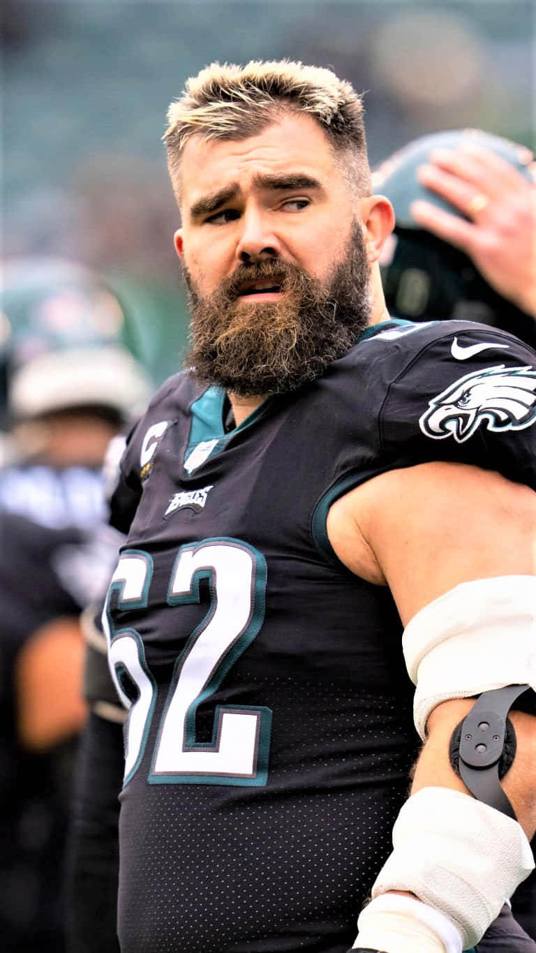 Jason Kelce 桌布 壁紙 — 一位留鬍鬚的NFL美式足球員近照，身穿黑色老鷹隊52號球衣，在球場上神情專注。
