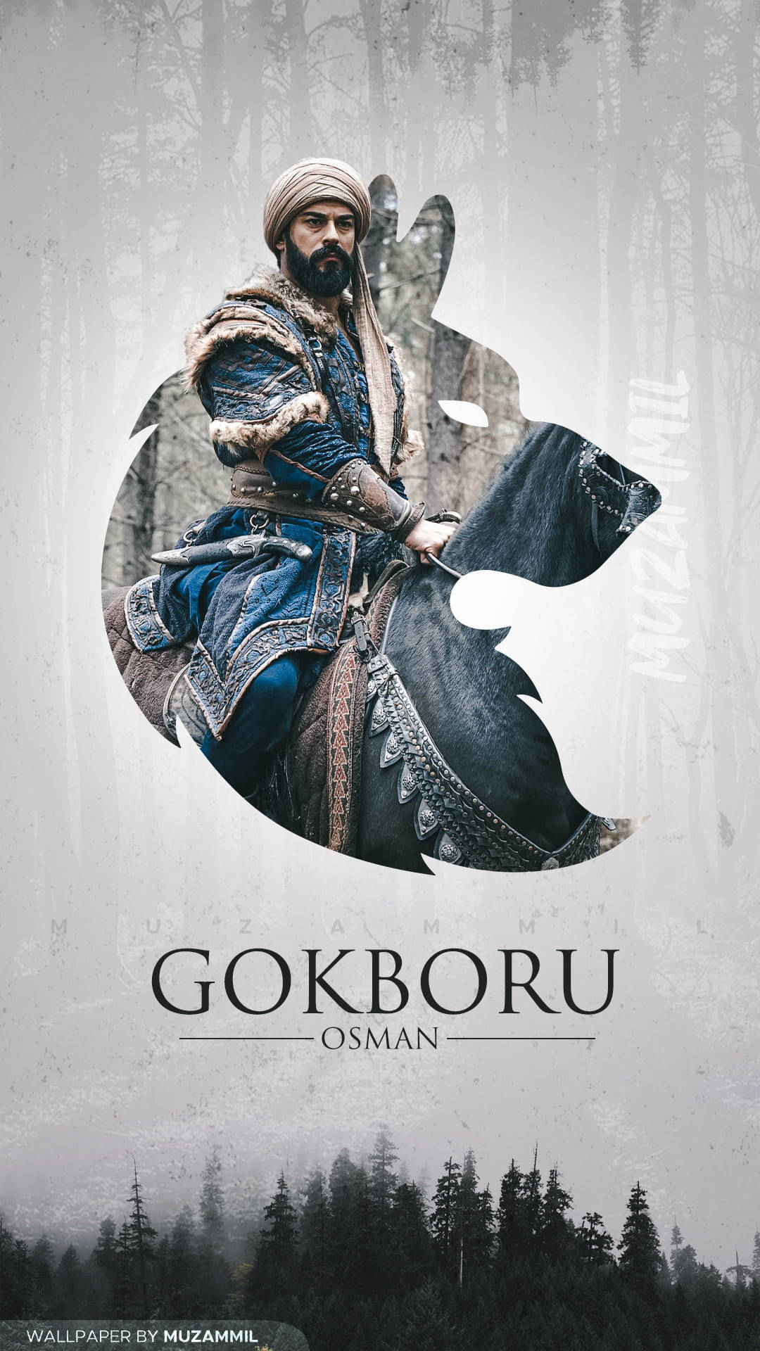 Ertugrul 桌布 壁紙 — 一位留鬍鬚的戰士身穿華麗的藍色盔甲，騎著一匹黑馬穿過迷霧森林，周圍環繞著狼的剪影。
