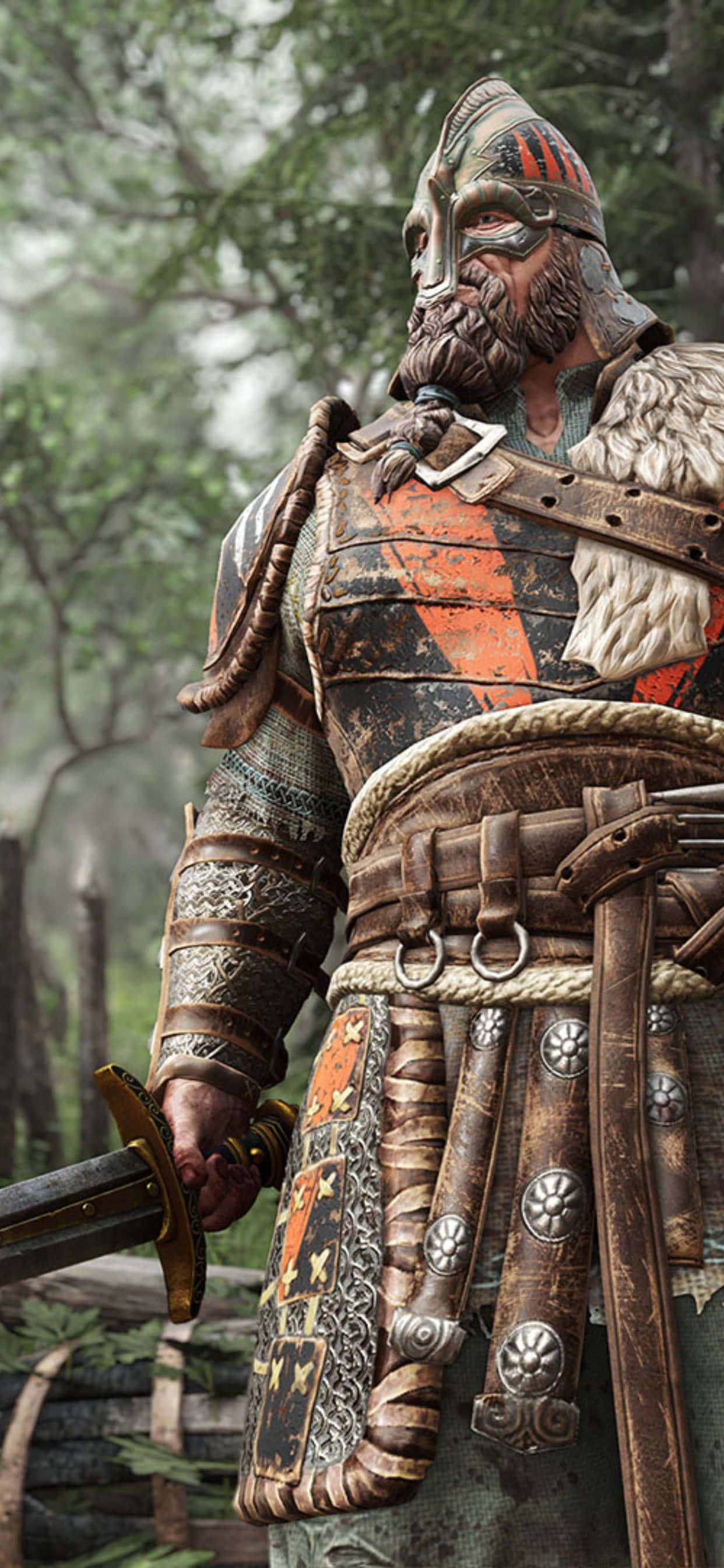 iPhone Xs Max For Honor 桌布 壁紙 — 一位留鬍鬚的戰士身穿華麗盔甲，站在霧氣瀰漫的森林中，手持一把劍。