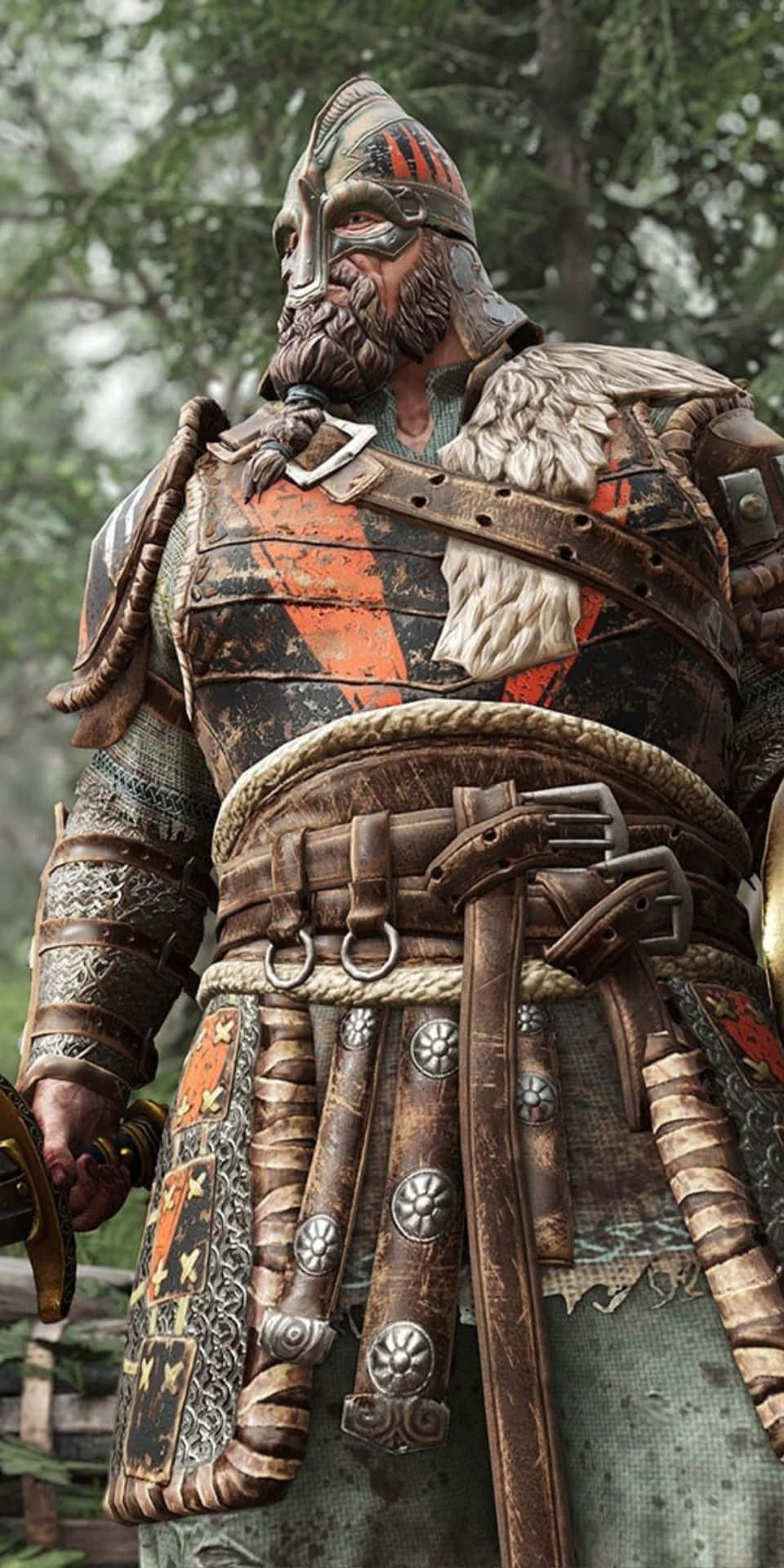 Viking 桌布 壁紙 — 一位留鬍鬚的戰士身穿華麗風化的盔甲，站在迷霧森林中，手持劍，肩部飾有毛皮邊緣，腰帶細節精緻。
