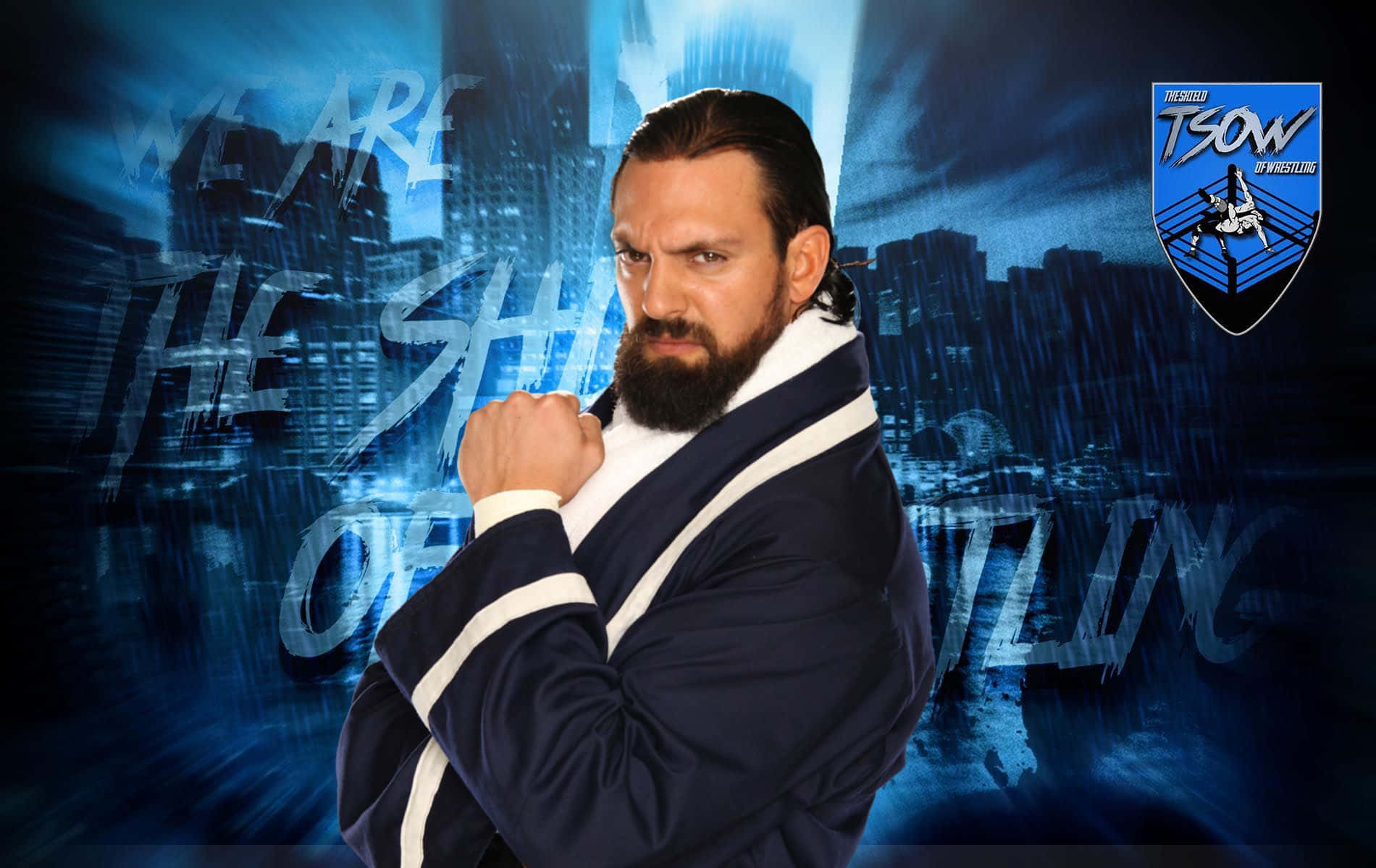 WWE 桌布 壁紙 — 一位留鬍鬚的摔角手身穿藍色長袍，在發光的藍色城市景觀背景下，帶有粗體文字，挑釁地站立。