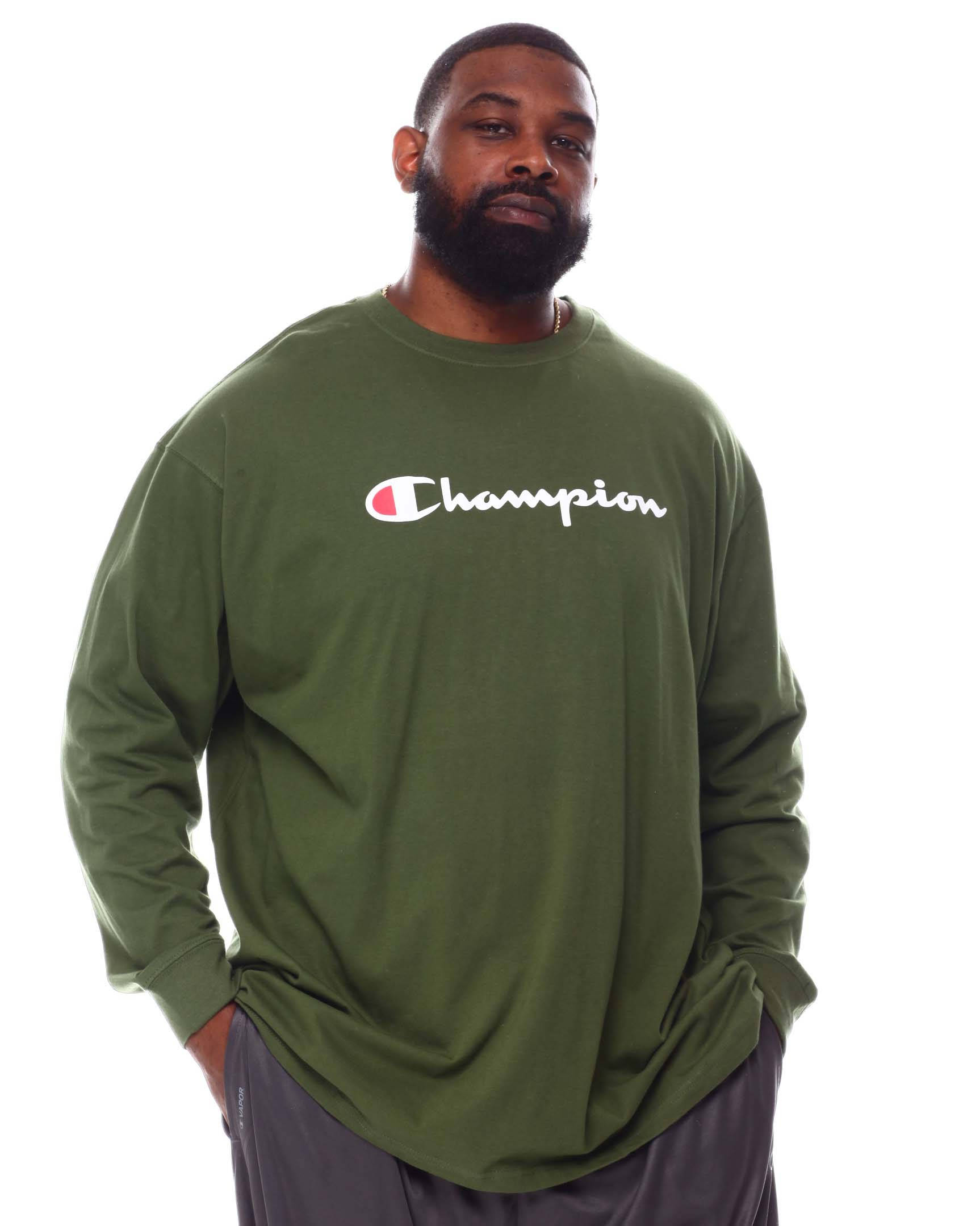 Champion 桌布 壁紙 — 一位留鬍鬚的男士在白色背景前穿著一件橄欖綠色Champion長袖衫。