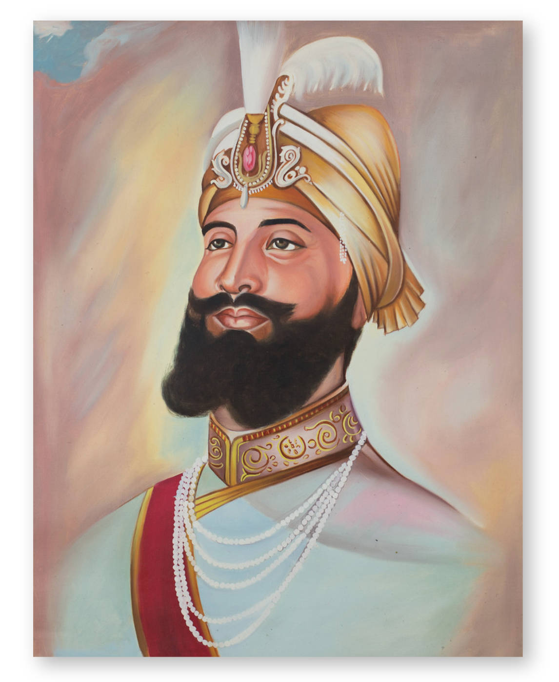 Guru Gobind Singh Ji 桌布 壁紙 — 一位留鬍鬚的男子，戴著華麗的金色頭巾和鑲有寶石的領飾，以柔和的粉彩背景襯托，呈現出威嚴的肖像。