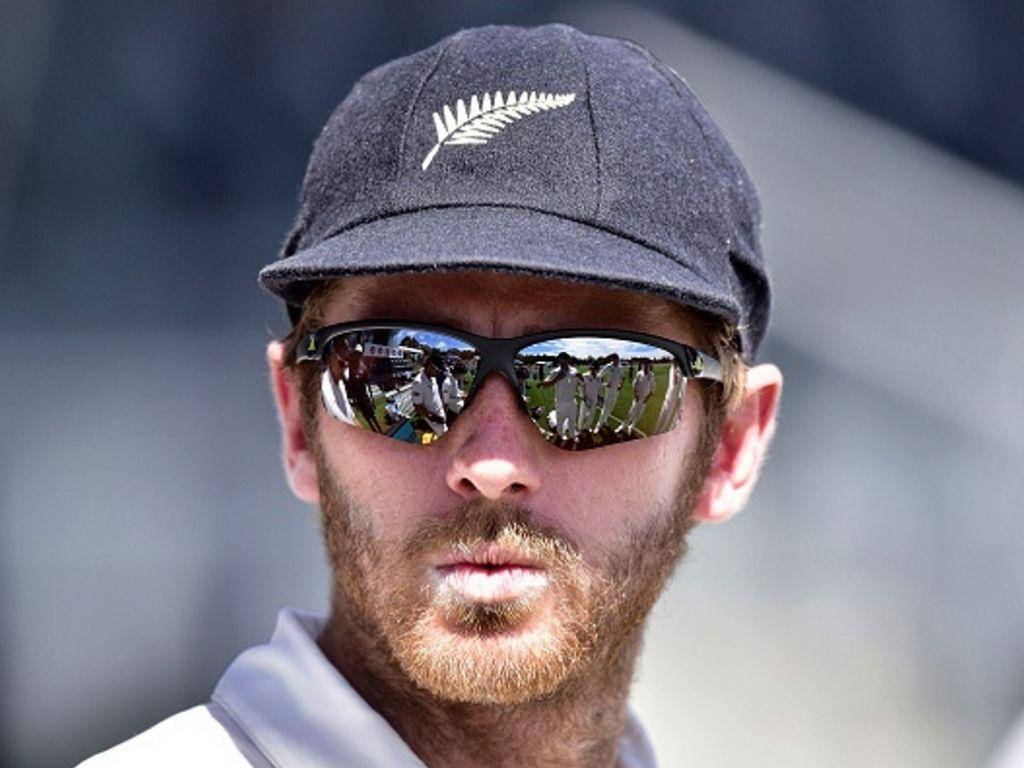 kane williamson 桌布 壁紙 — 一位留鬍鬚的男子戴著紐西蘭蕨類帽子和反光太陽眼鏡在戶外。