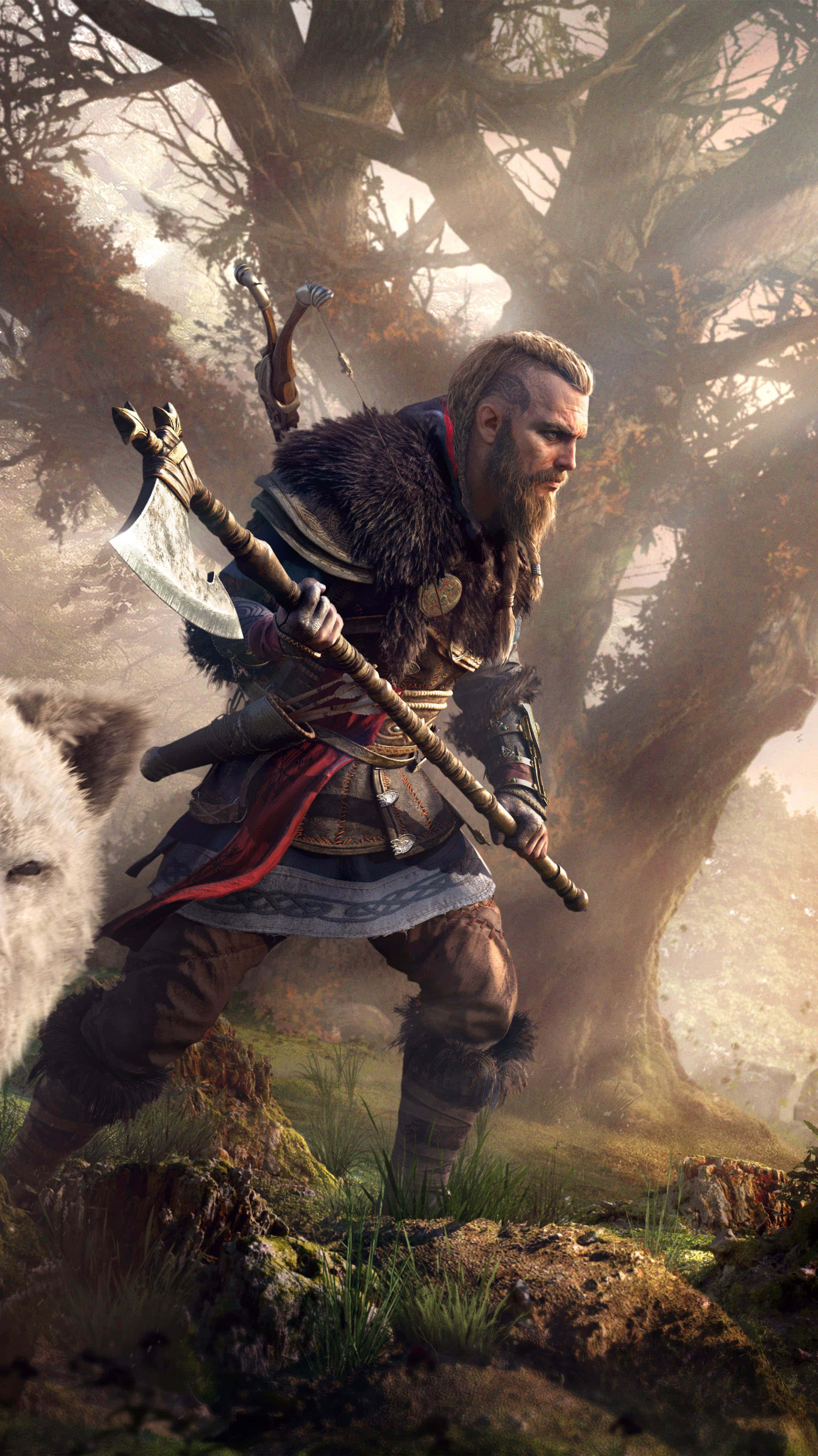 4K Assassin's Creed Valhalla 桌布 壁紙 — 一位留鬍鬚的維京戰士手持斧頭，在霧氣瀰漫的森林中一棵巨樹下警覺地站在一隻白狼旁邊。