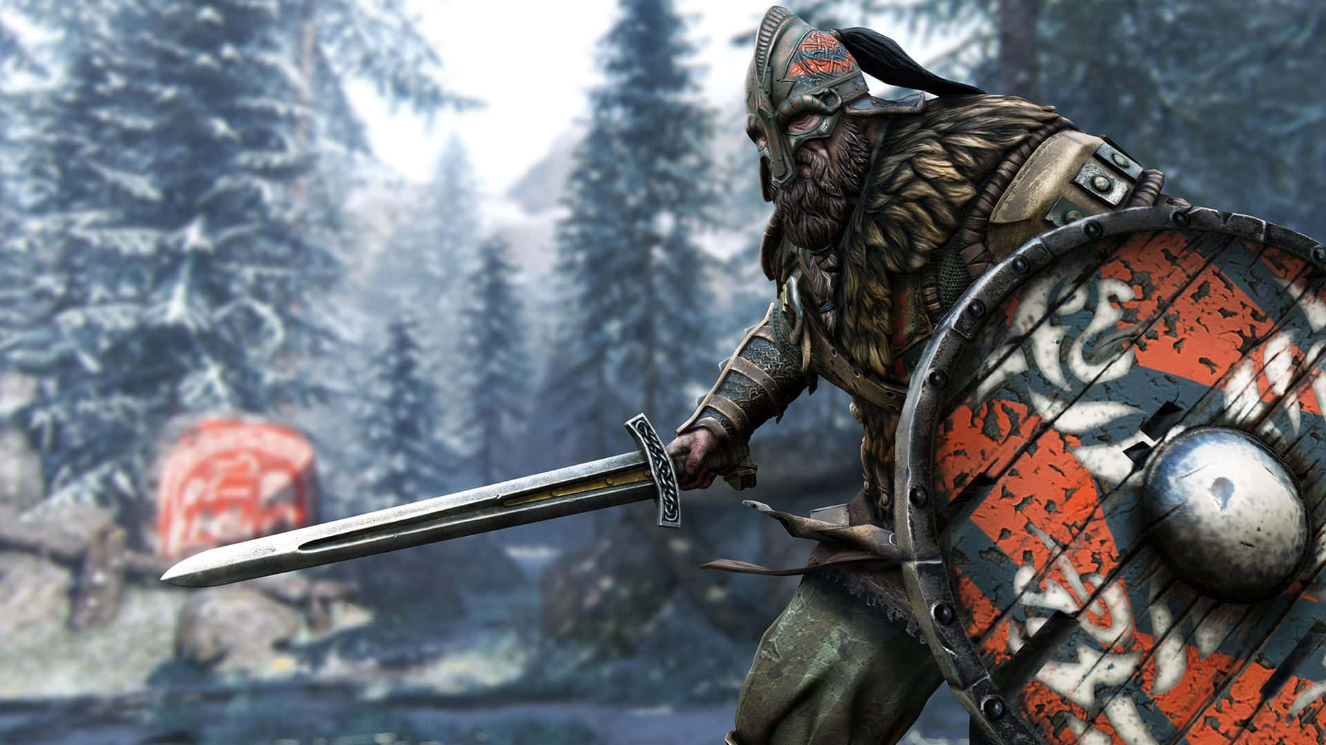 For Honor 桌布 壁紙 — 一位留鬍鬚的維京戰士身穿毛皮盔甲，在雪地森林中揮舞劍和盾牌，背景是霧濛濛的山脈。