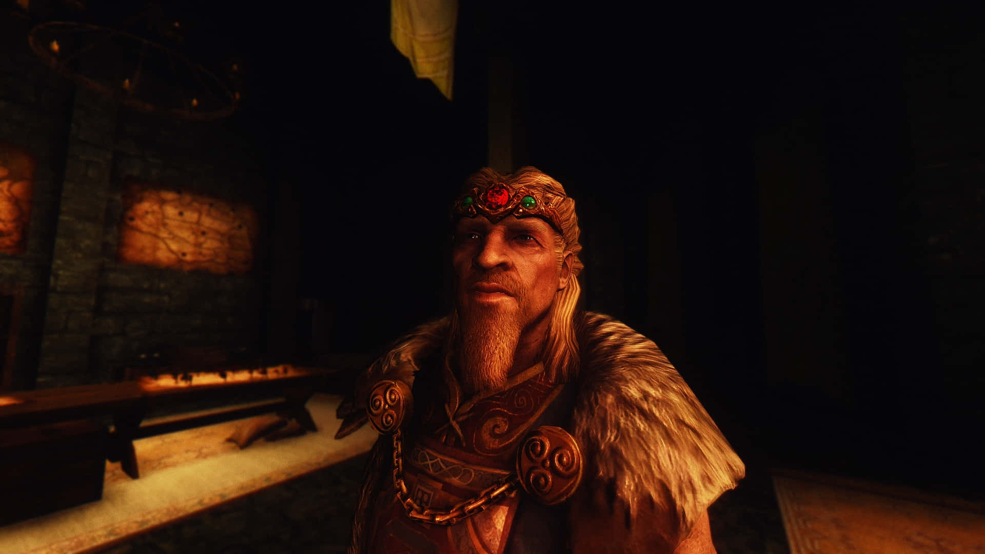 Jarl Balgruuf 桌布 壁紙 — 一位留鬍鬚的維京戰士身穿華麗盔甲和毛皮斗篷，站在燈籠暖光照耀的昏暗石廳中。