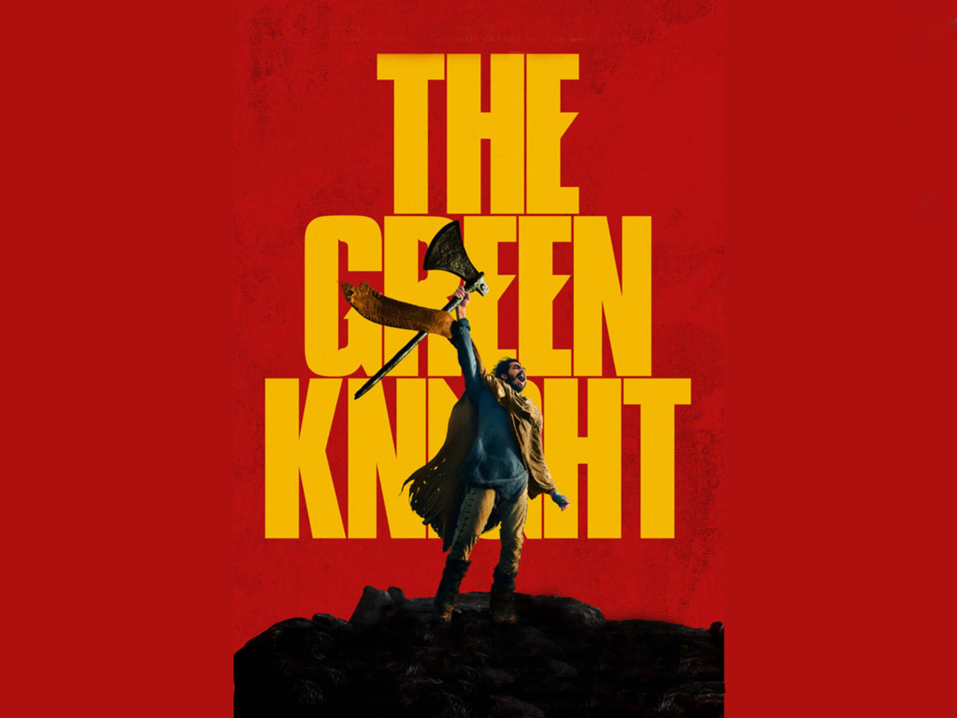 The Green Knight 桌布 壁紙 — 一位留鬍鬚的騎士身穿藍色和棕色盔甲，站在岩石露頭上，背景是鮮明的紅色，高舉戰斧，標題「THE GREEN KNIGHT」以黃色大字體呈現。