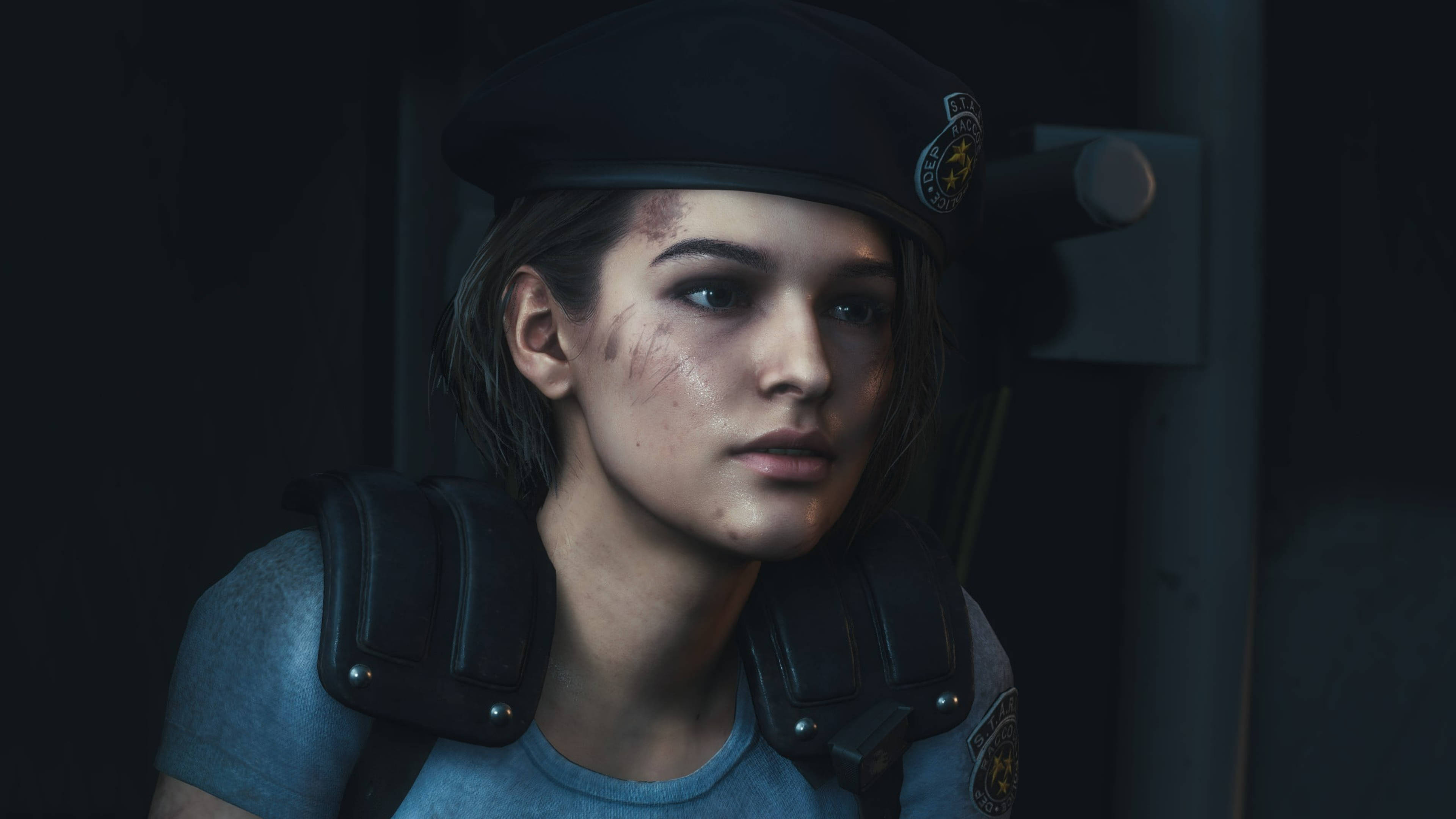 Capcom 桌布 壁紙 — 一位疲憊的女警，臉上帶有瘀傷，身穿戰術裝備，在光線昏暗的走廊中專注地凝視。
