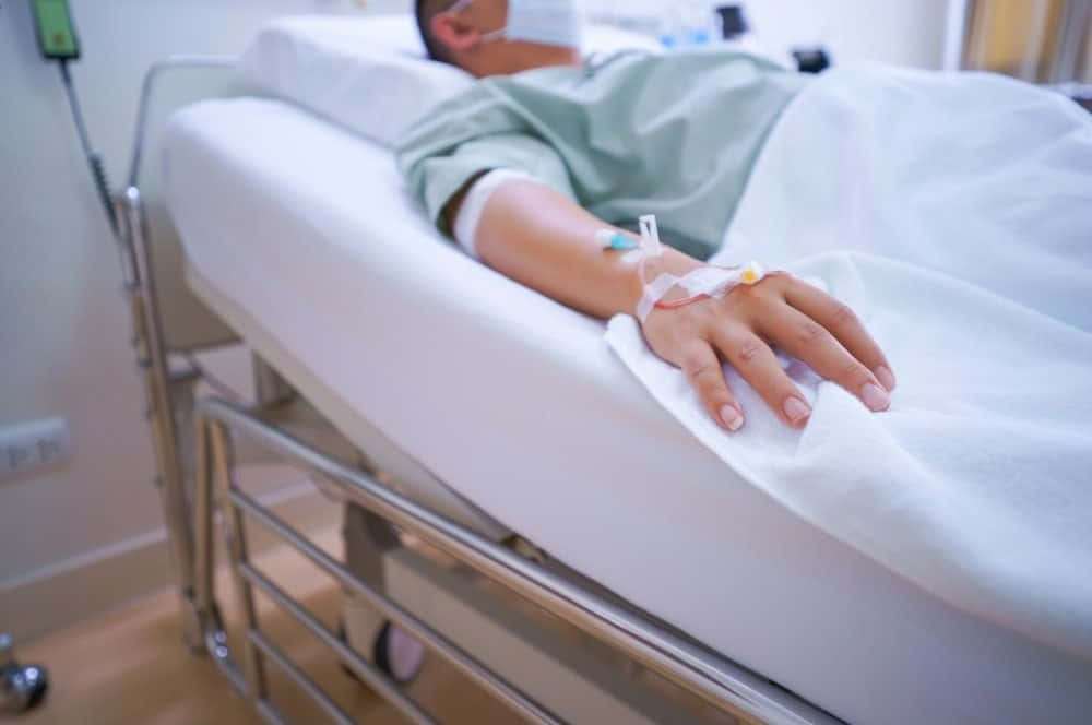 一位病人躺在醫院的病床上 壁紙