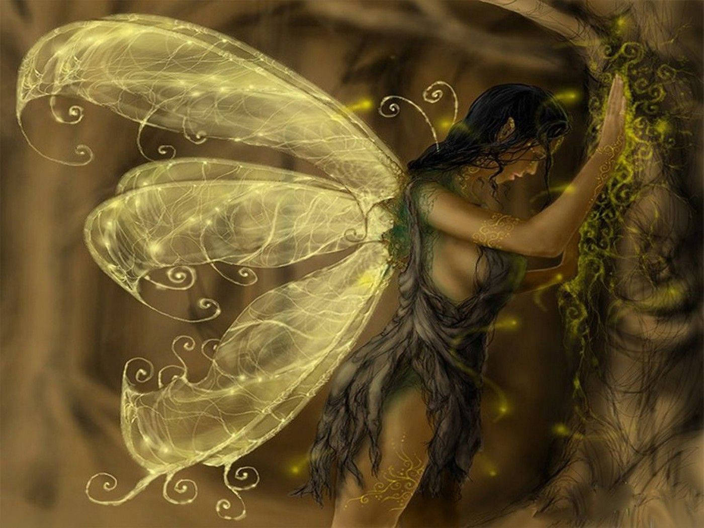Fairy Grunge 桌布 壁紙 — 一位發光的仙女，擁有精緻的金色翅膀，觸摸著一棵樹，身處沐浴在溫暖光線中的神秘森林。