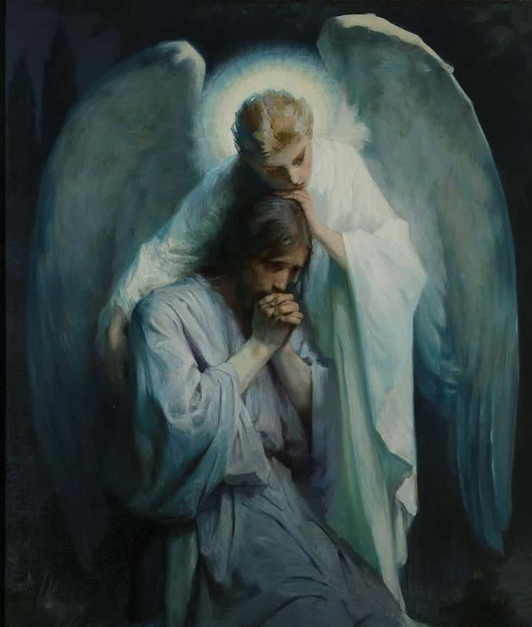 Jesus Praying 桌布 壁紙 — 一位發光的天使展開寬大的翅膀，在黑暗背景下溫柔地安慰一位跪著祈禱的男子。