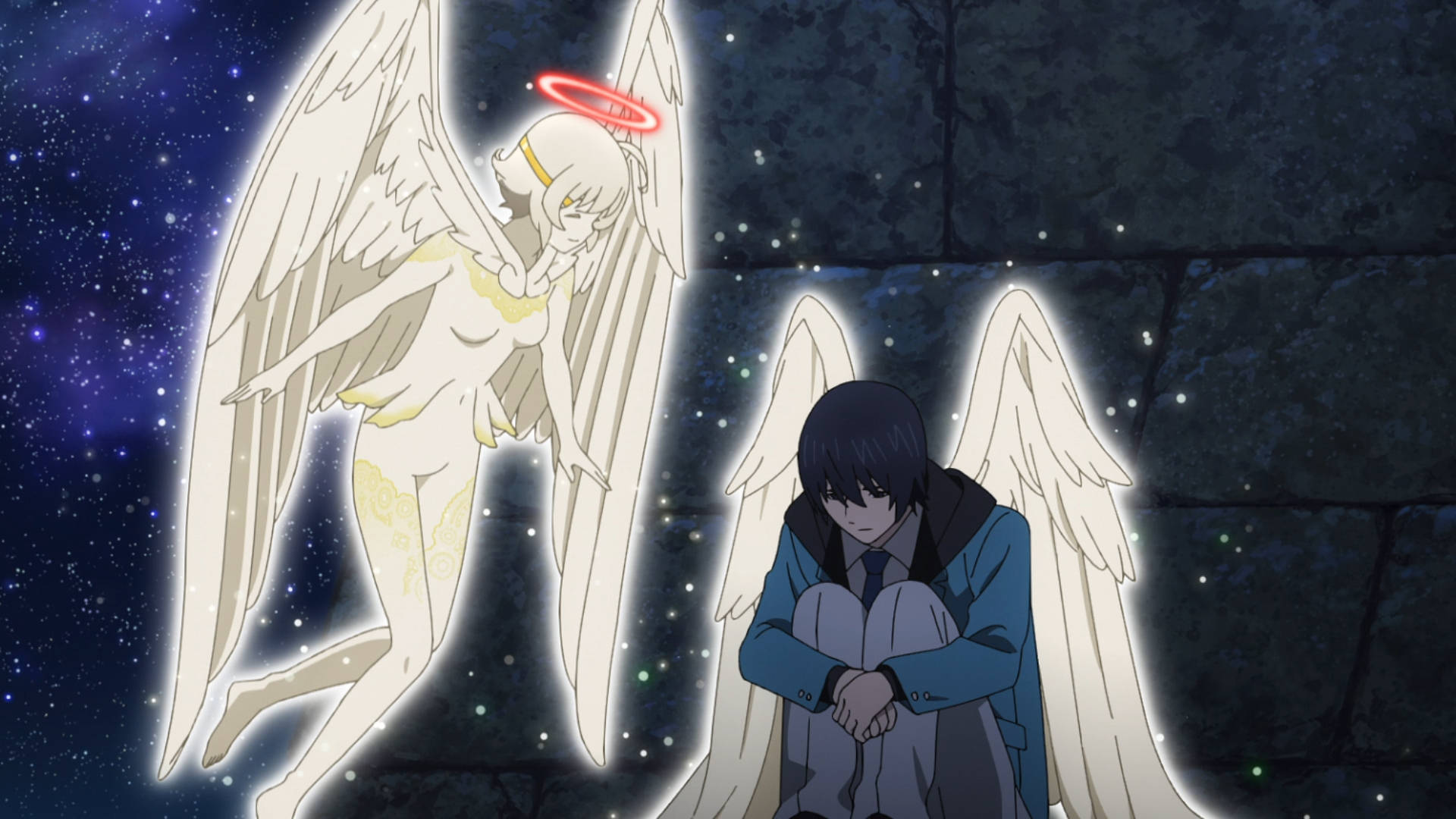 Platinum End 桌布 壁紙 — 一位發光的天使帶著紅色光環，在繁星點點的夜空下，盤旋在一個悲傷的有翼男孩身旁。