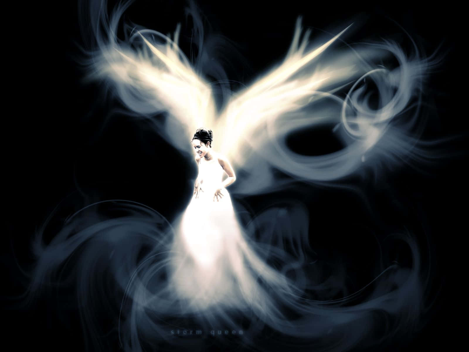 angels 桌布 壁紙 — 一位發光的女性，擁有流動的白色翅膀，從旋轉的黑暗煙霧中浮現，背景是黑色虛空。